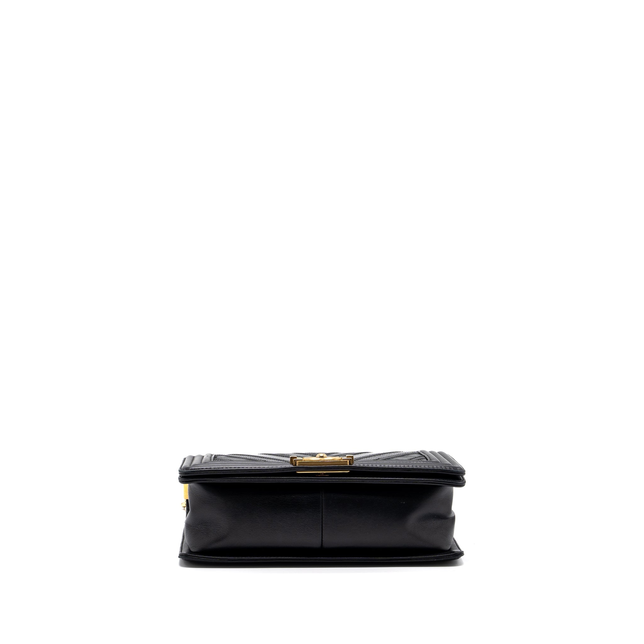 CHANEL MEDIUM BOY BAG CHEVRON CALFSKIN BLACK GHW