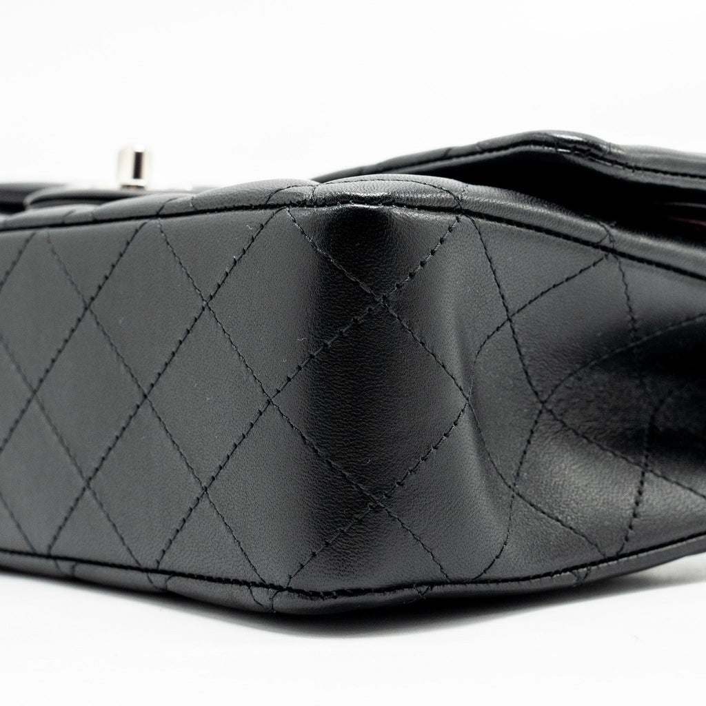 CHANEL MEDIUM CLASSIC DOUBLE FLAP BAG LAMBSKIN BLACK SHW (MICROCHIP)