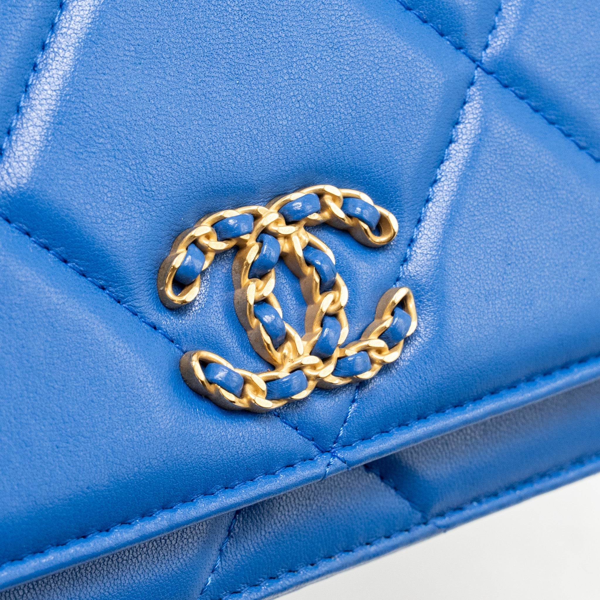 CHANEL 19 WALLET ON CHAIN LAMBSKIN BLUE MULTICOLOUR HARDWARE