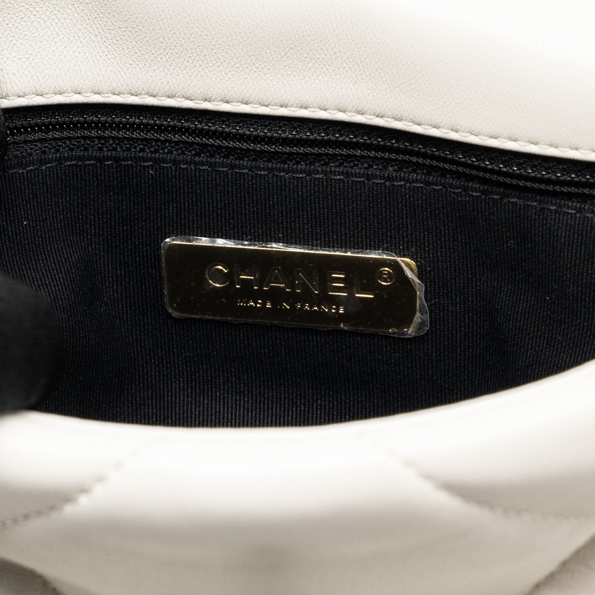 CHANEL SMALL 19 BAG LAMBSKIN WHITE MULTICOLOUR HARDWARE (MICROCHIP)