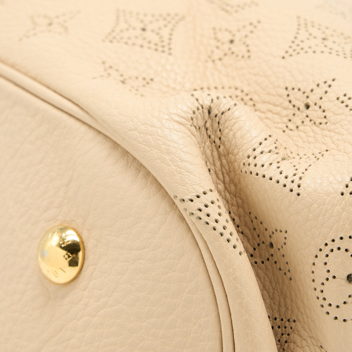 LOUIS VUITTON MAHINA HINA SHOULDER BAG BEIGE GHW