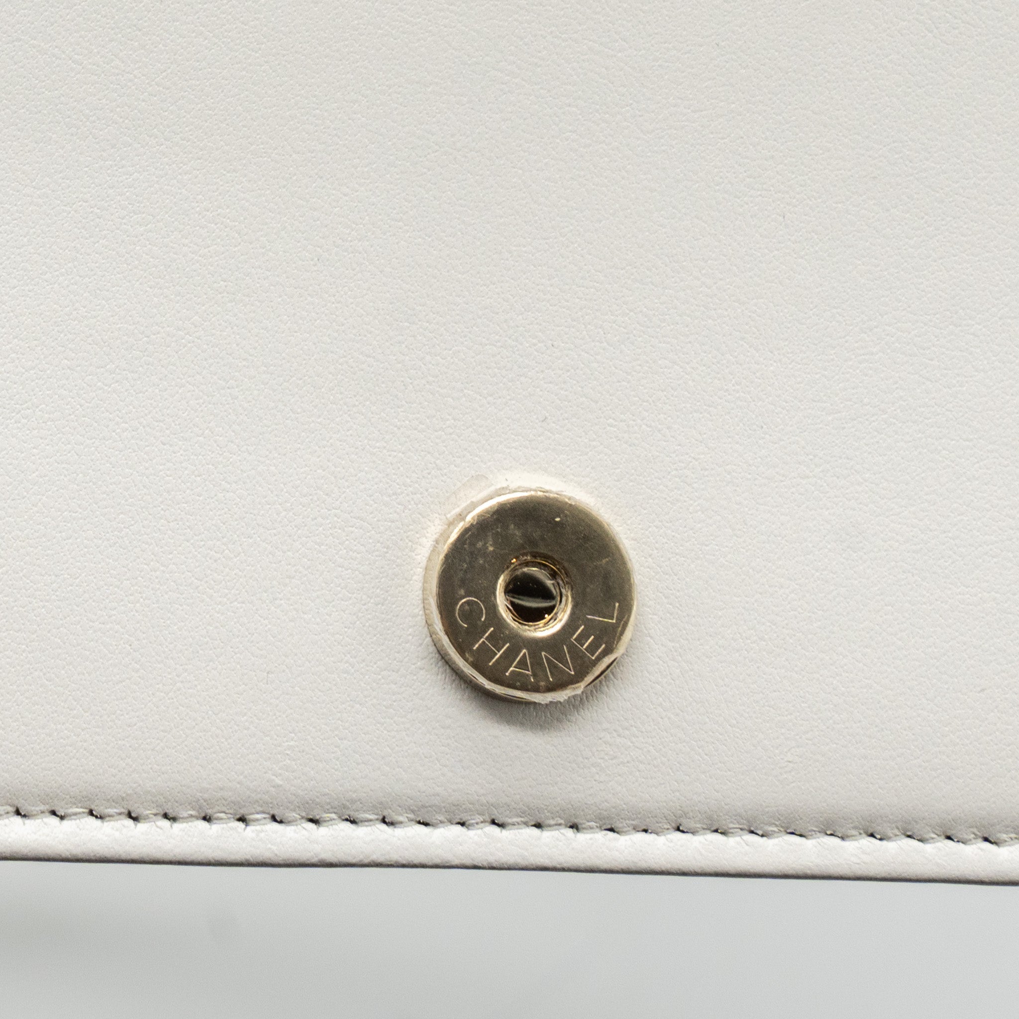 CHANEL BOY WALLET ON CHAIN CAVIAR WHITE LGHW (MICROCHIP)