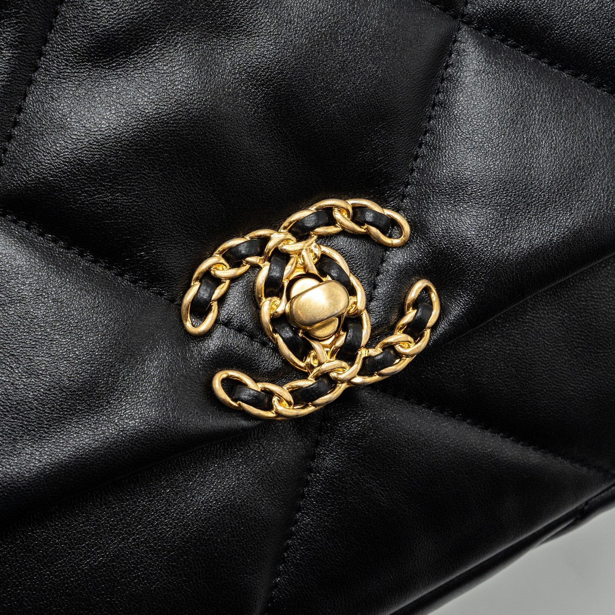 CHANEL SMALL 19 BAG LAMBSKIN BLACK MULTICOLOUR HARDWARE (MICROCHIP)