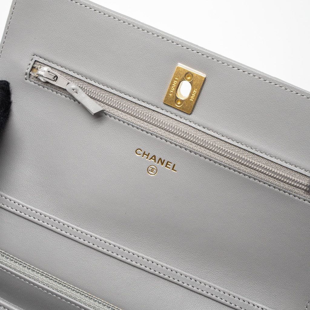 CHANEL PEARL CRUSH WALLET ON CHAIN LAMBSKIN LIGHT GREY BRUSHED GHW (MICROCHIP)