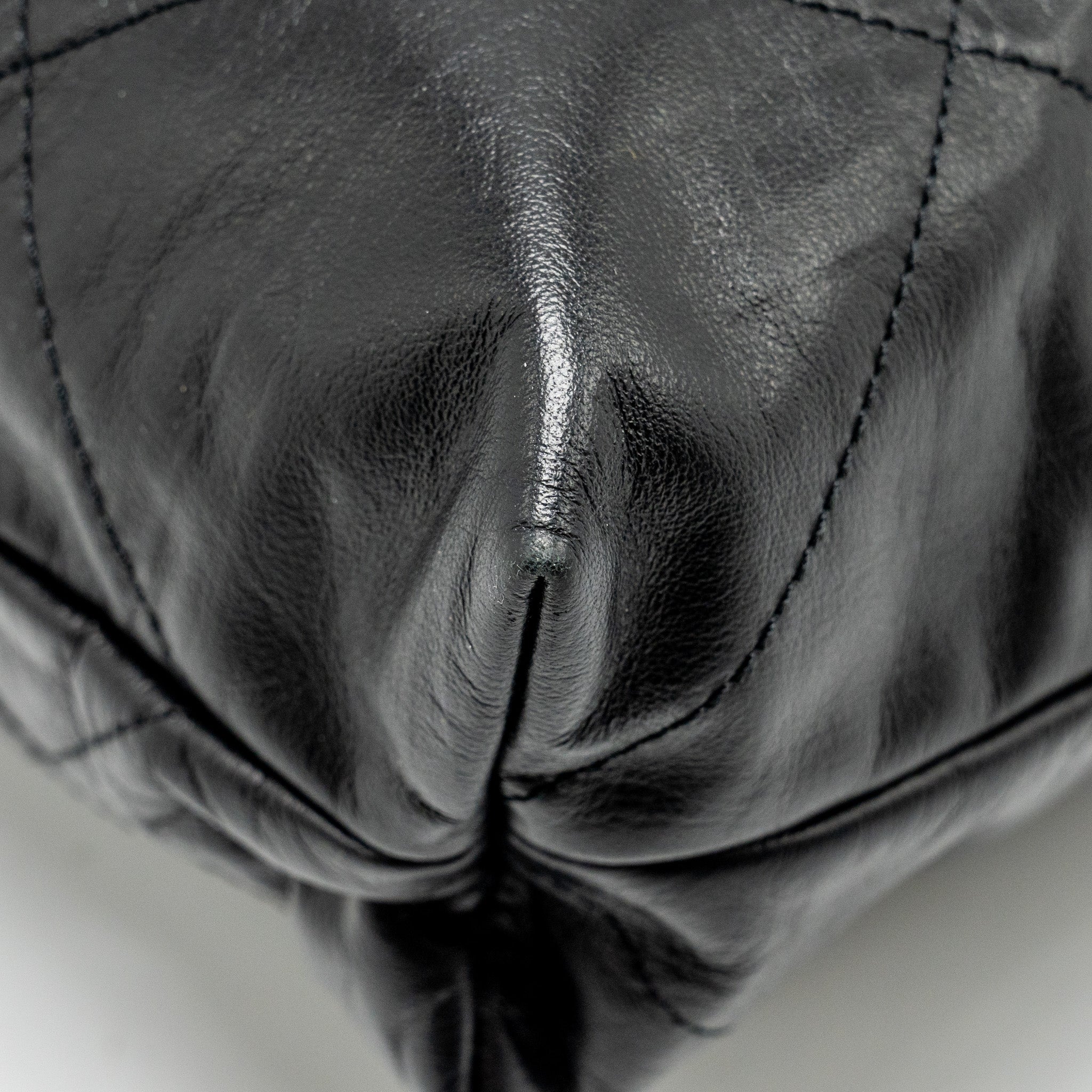 CHANEL 23A MEDIUM 22 BAG CALFSKIN BLACK GHW (MICROCHIP)