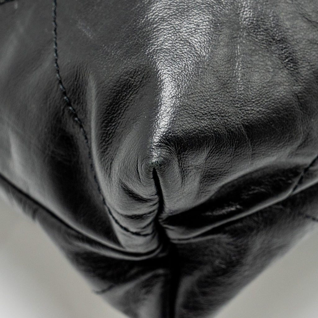 CHANEL 23A MEDIUM 22 BAG CALFSKIN BLACK GHW (MICROCHIP)