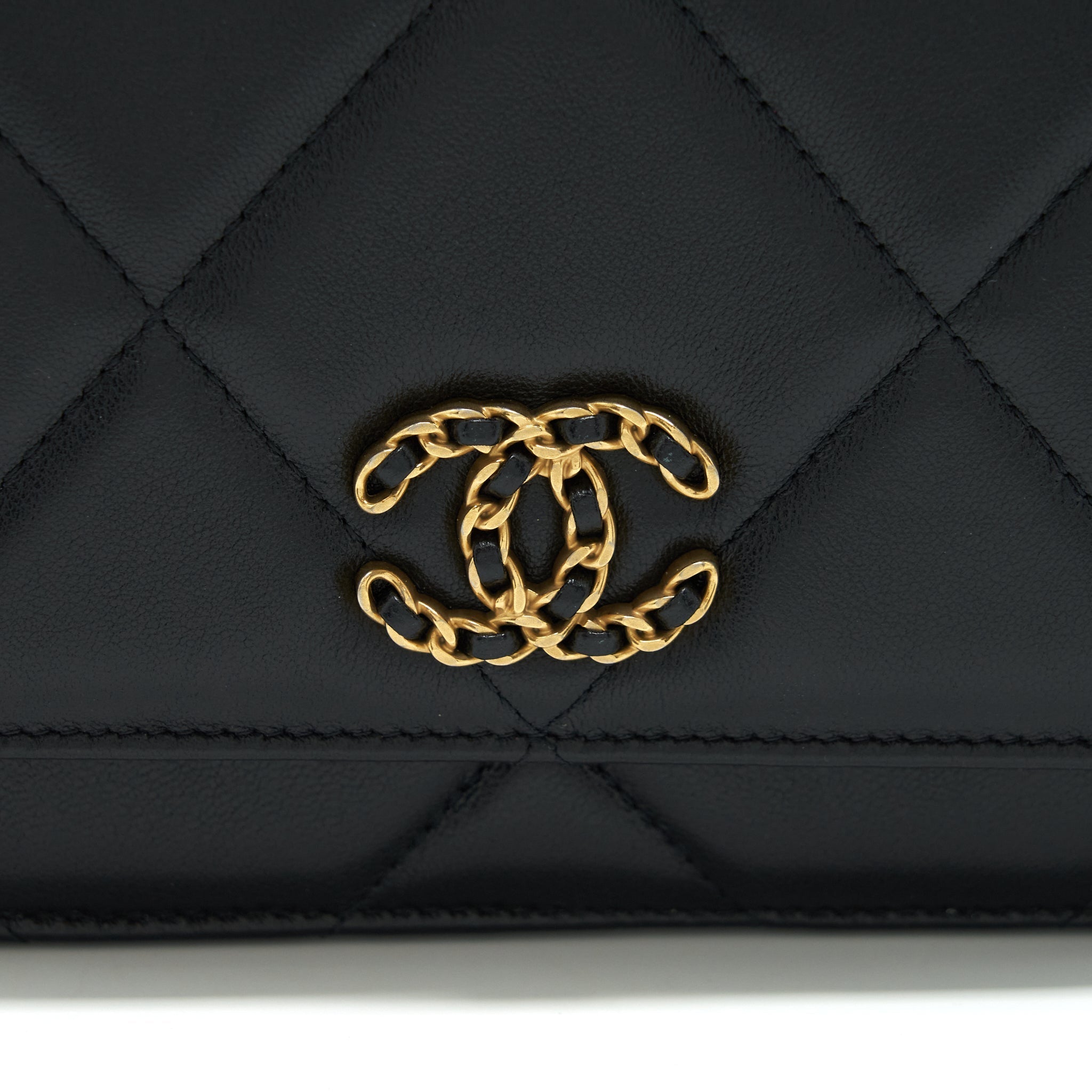 CHANEL 19 WALLET ON CHAIN LAMBSKIN BLACK WITH MULTICOLOUR HARDWARE (MICROCHIP)