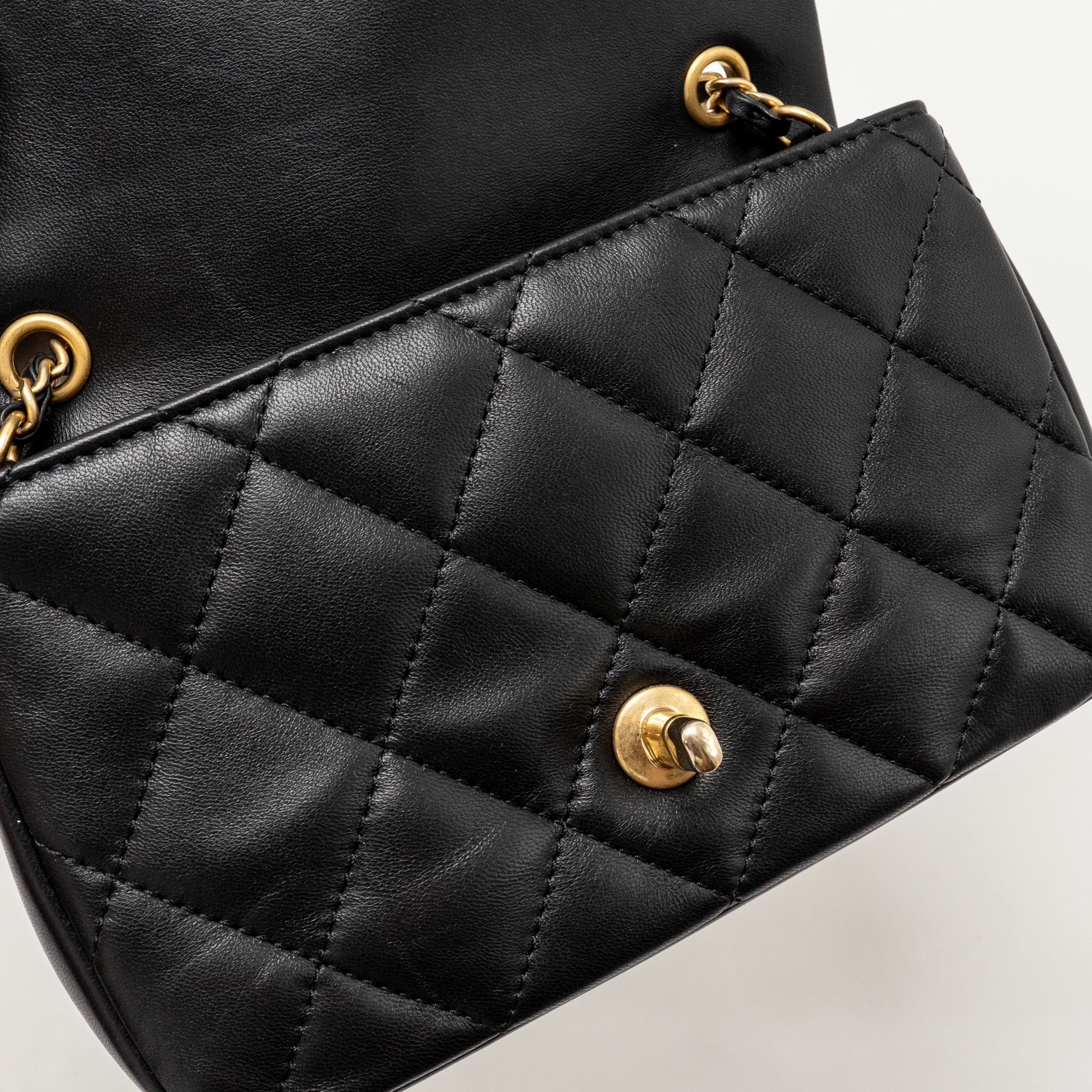 CHANEL 22B HEART CHAIN FLAP BAG LAMBSKIN BLACK GHW(MICROCHIP)