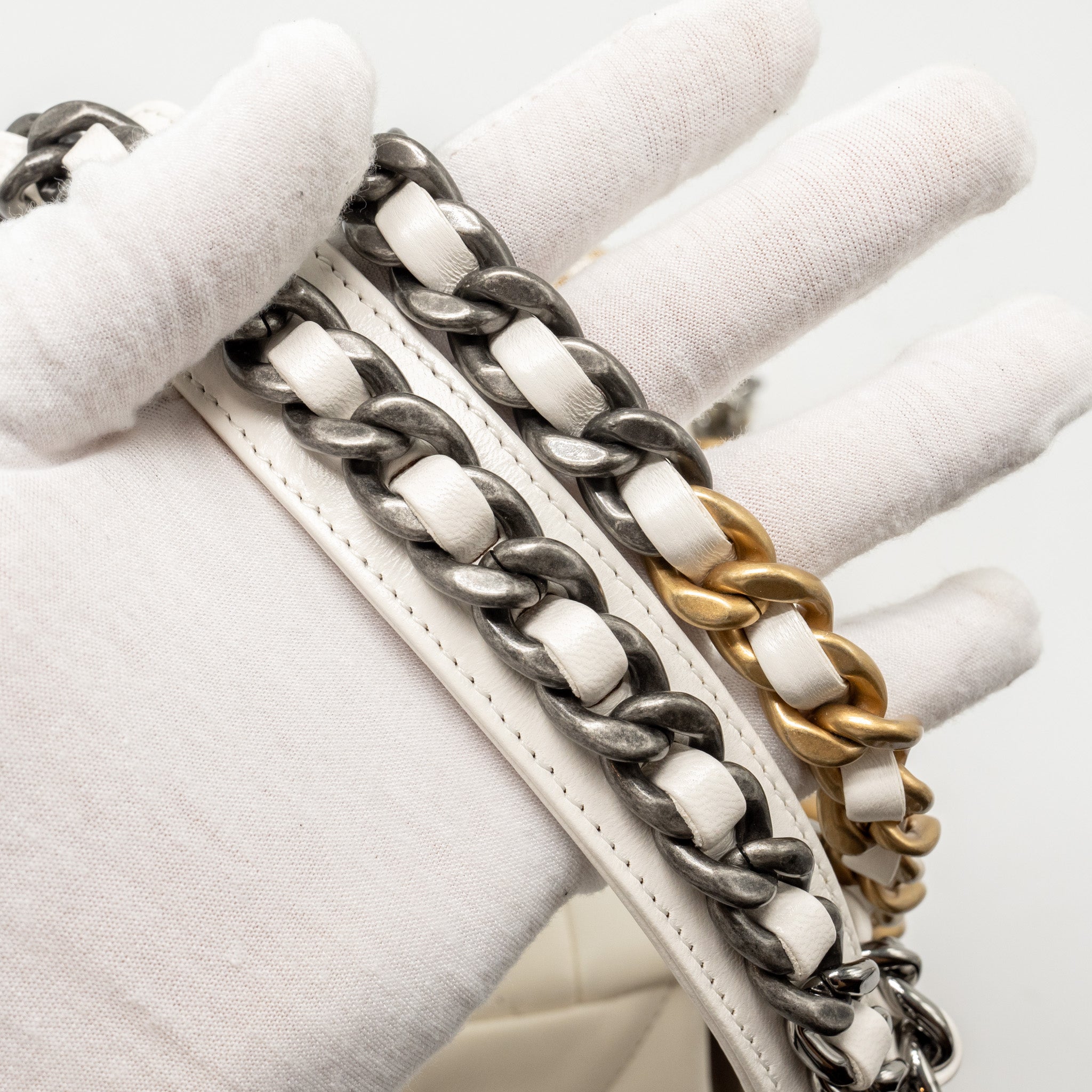 CHANEL SMALL 19 BAG LAMBSKIN WHITE MULTICOLOUR HARDWARE (MICROCHIP)