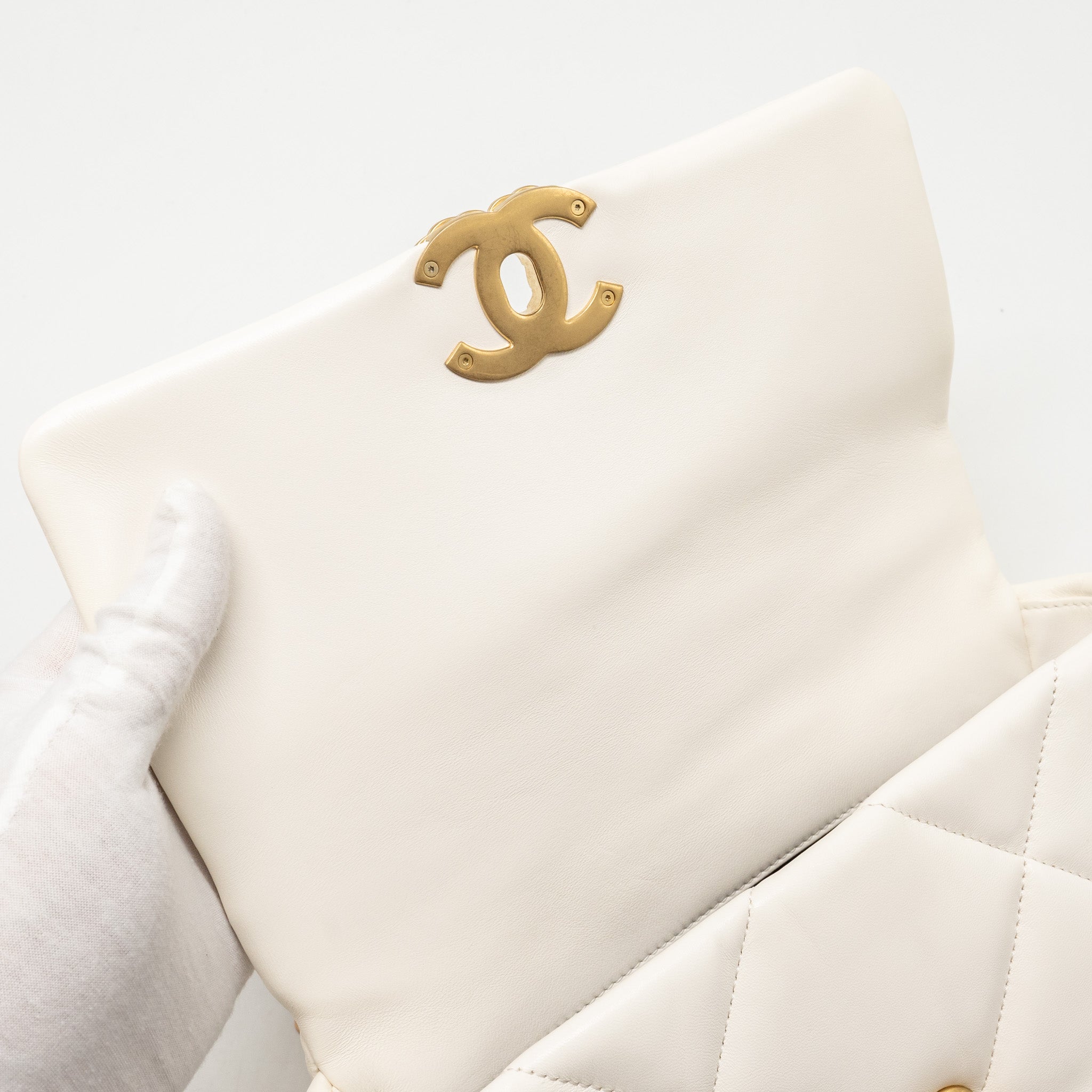 CHANEL SMALL 19 BAG LAMBSKIN WHITE MULTICOLOUR HARDWARE (MICROCHIP)