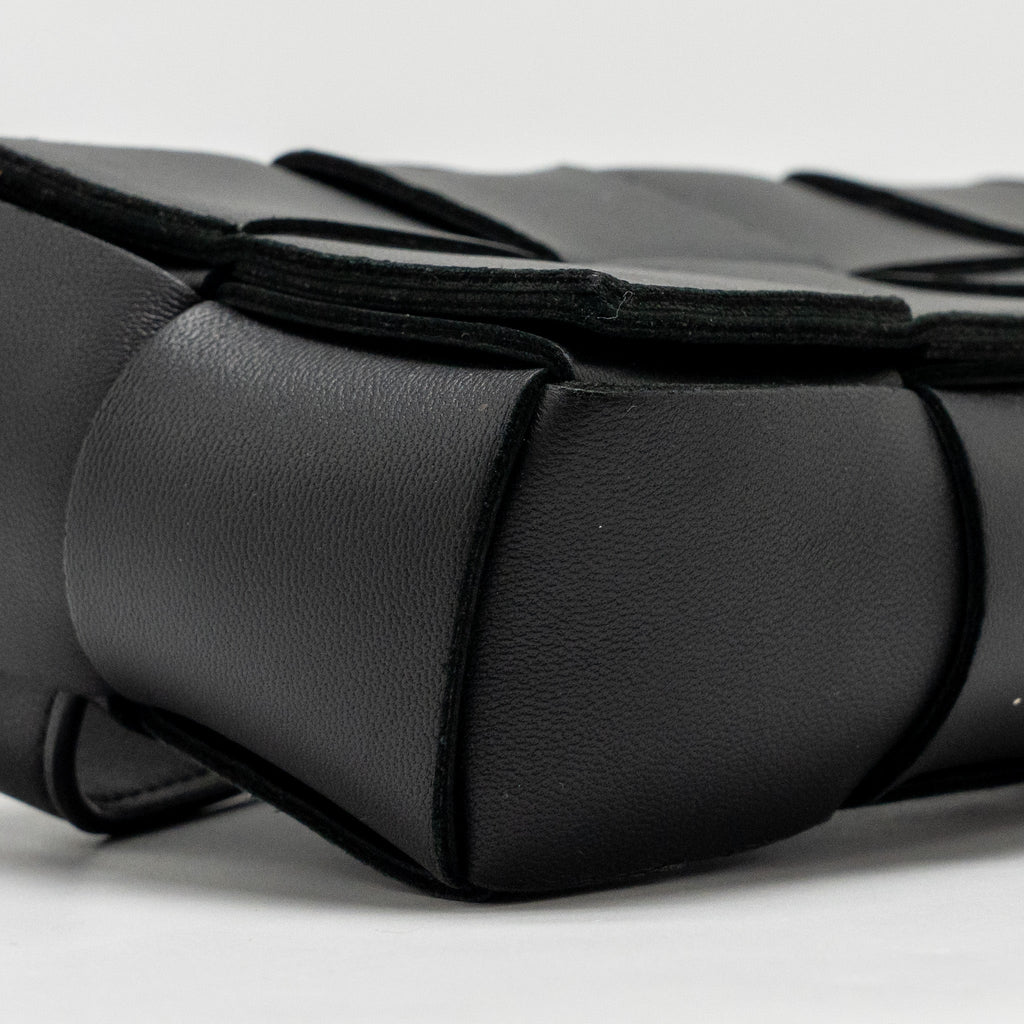 BOTTEGA VENETA CASSETTE BELT BAG CALFSKIN BLACK GHW