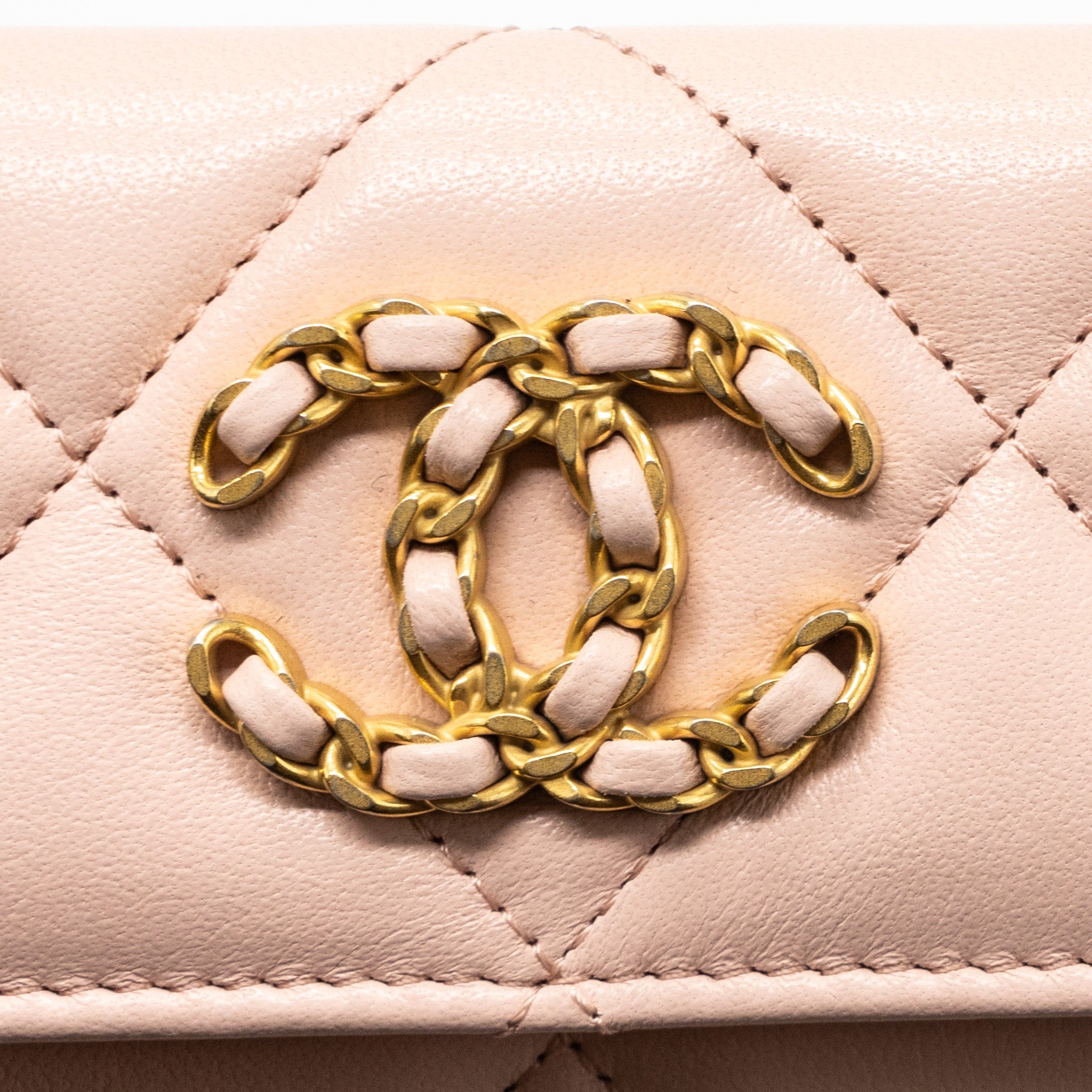 CHANEL 19 CARD HOLDER LAMBSKIN LIGHT PINK GHW (MICROCHIP)