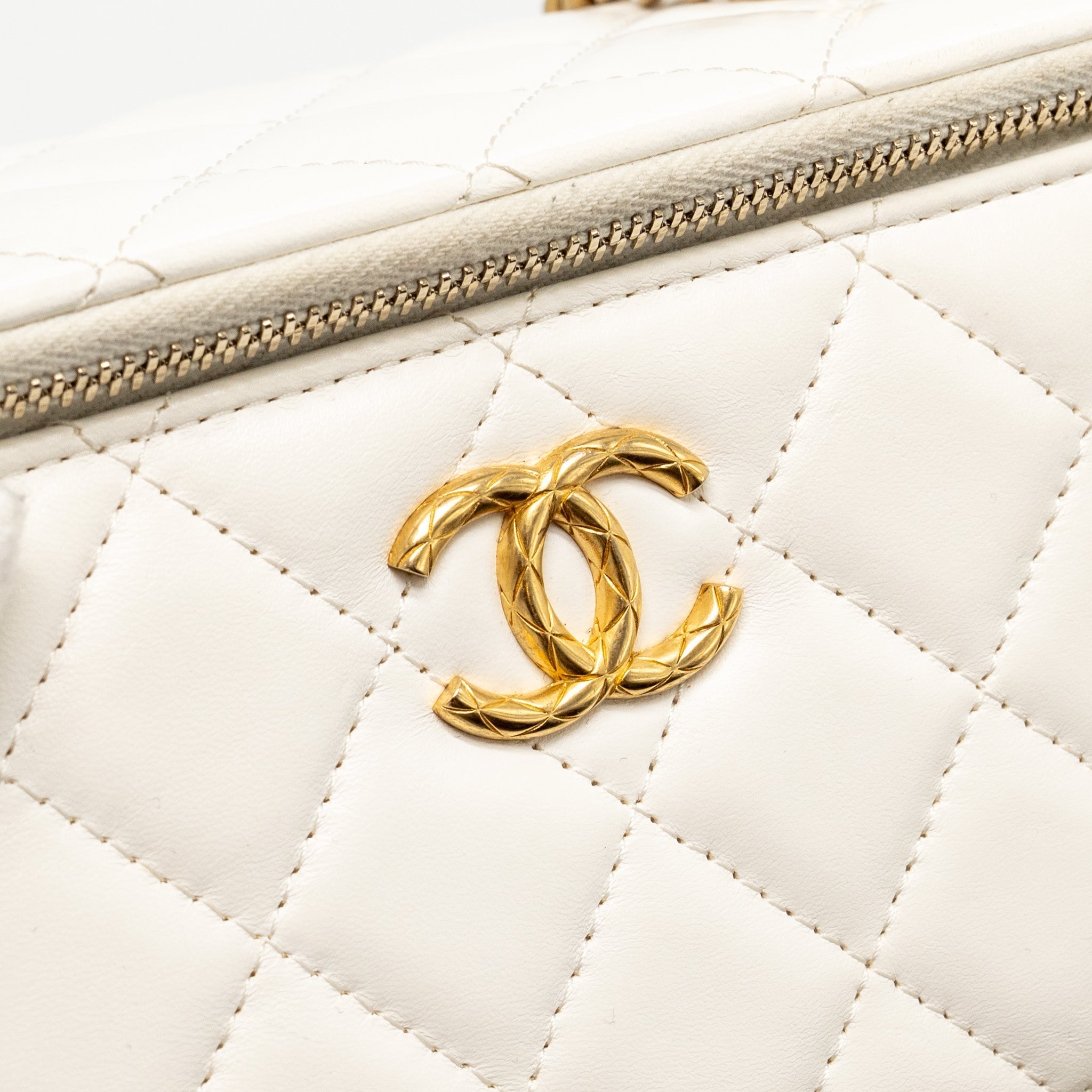 CHANEL GOLD PILLAR ADJUSTABLE CHAIN LONG VANITY LAMBSKIN WHITE GHW (MICROCHIP)