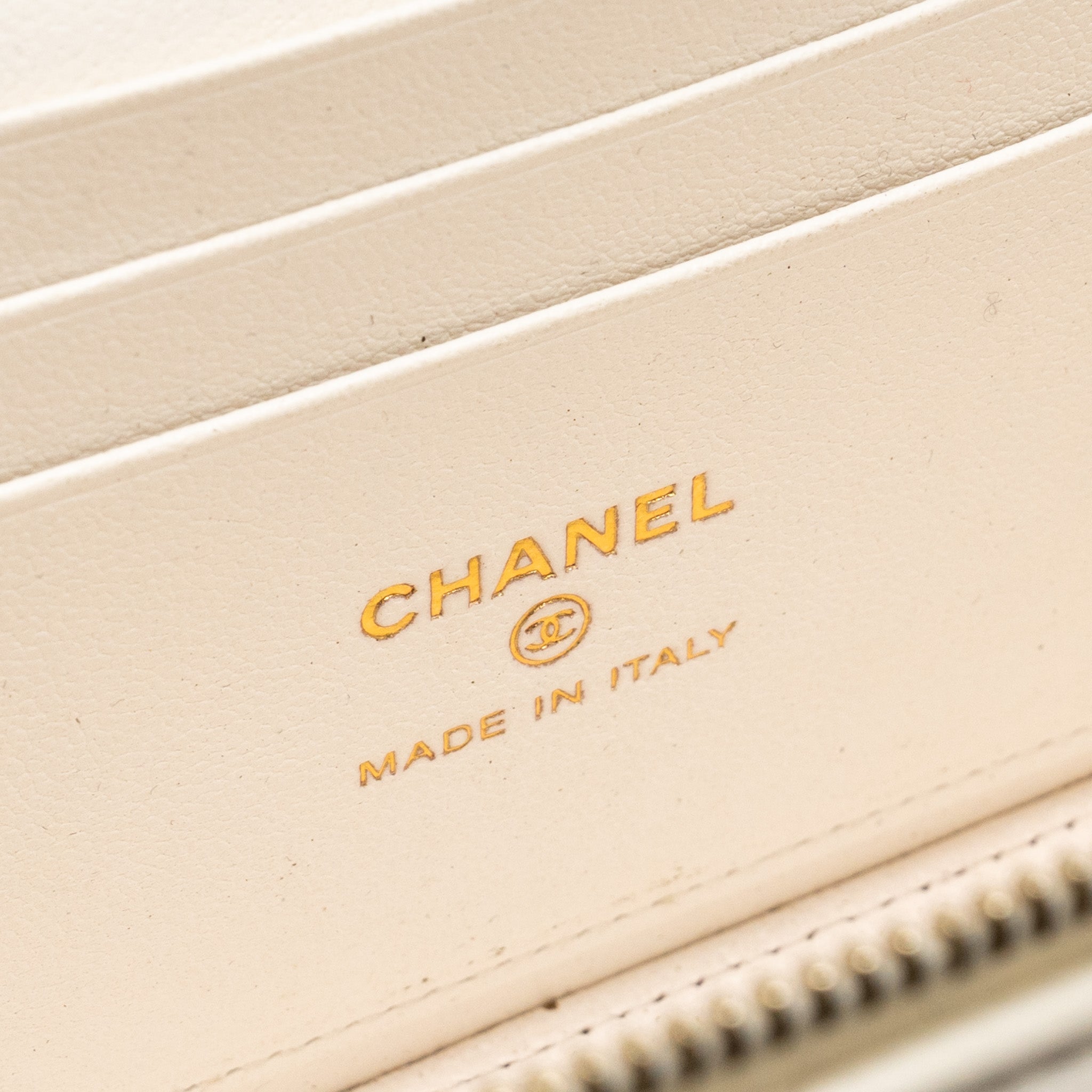 CHANEL GOLD PILLAR ADJUSTABLE CHAIN LONG VANITY LAMBSKIN WHITE GHW (MICROCHIP)