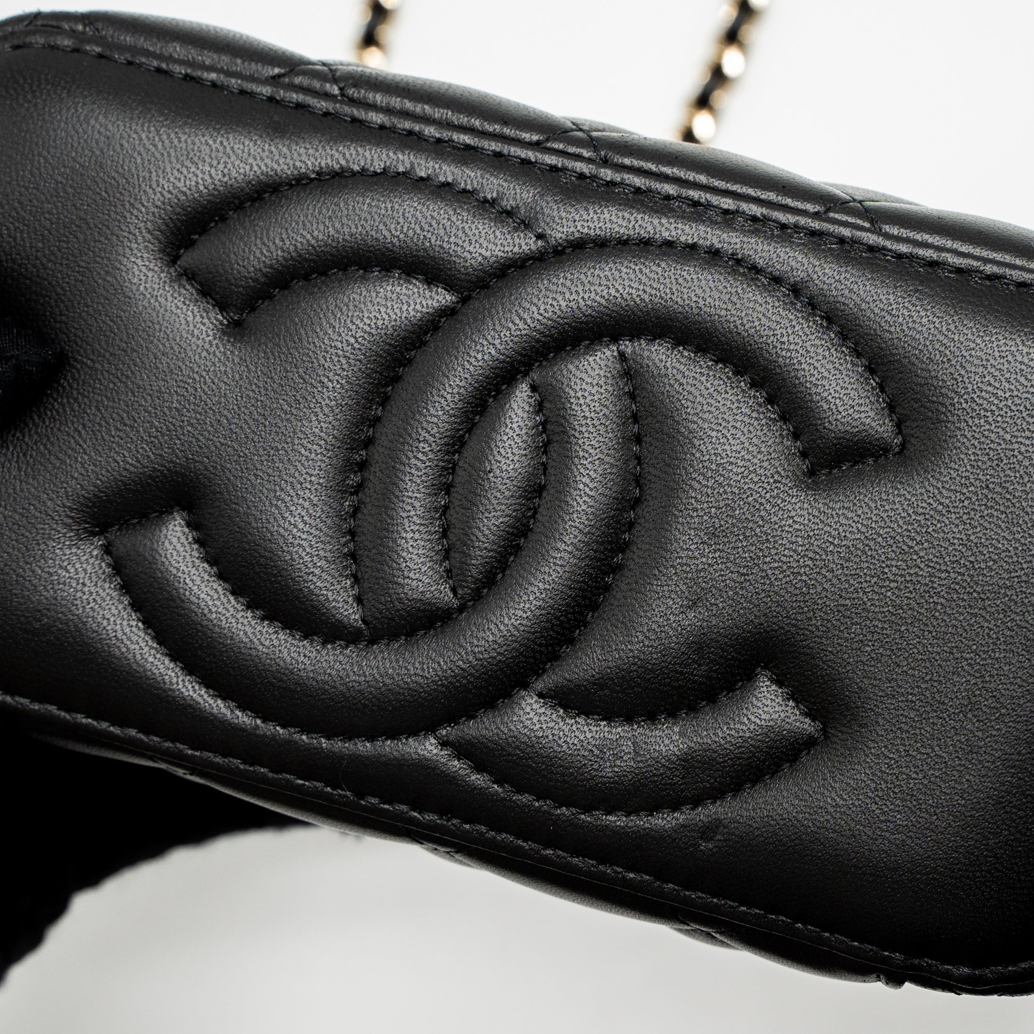 CHANEL 23C PEARL CRUSH LONG VANITY WITH CHAIN LAMBSKIN BLACK LGHW (MICROCHIP)