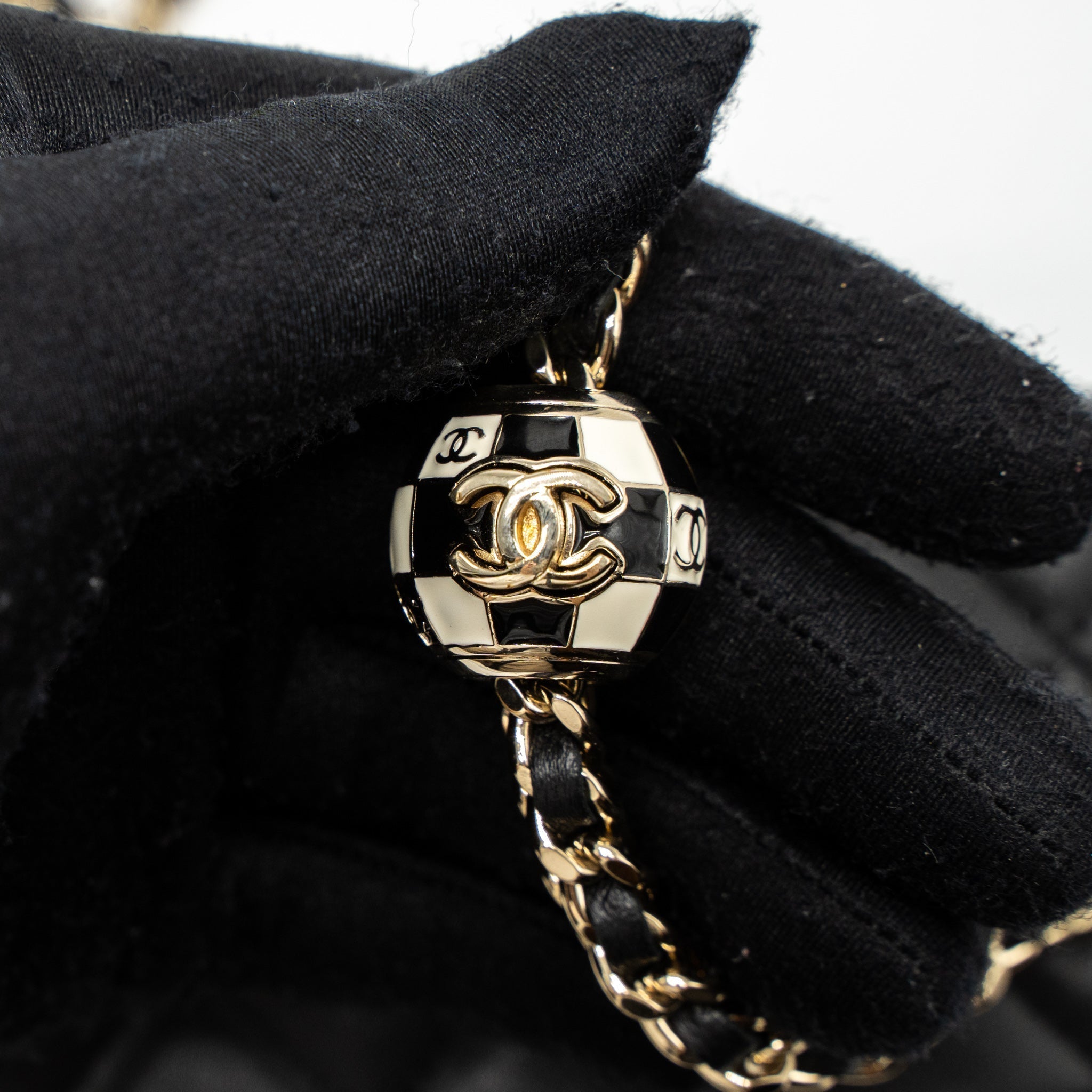CHANEL 23C PEARL CRUSH LONG VANITY WITH CHAIN LAMBSKIN BLACK LGHW (MICROCHIP)