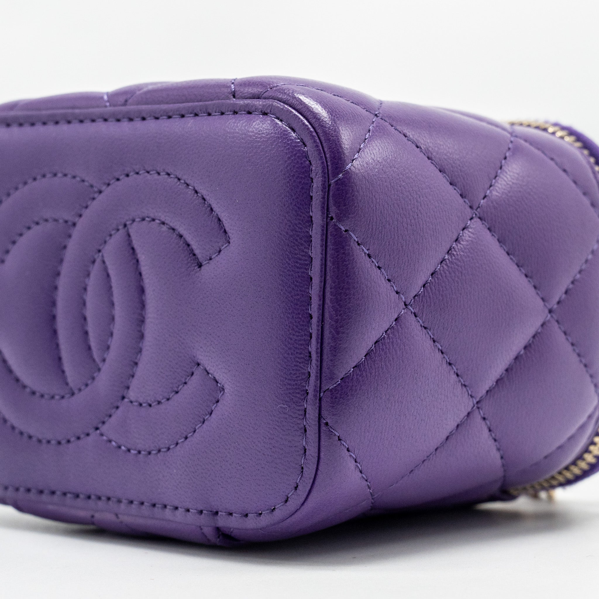 CHANEL 22A MINI VANITY CASE LAMBSKIN PURPLE LGHW (MICROCHIP)