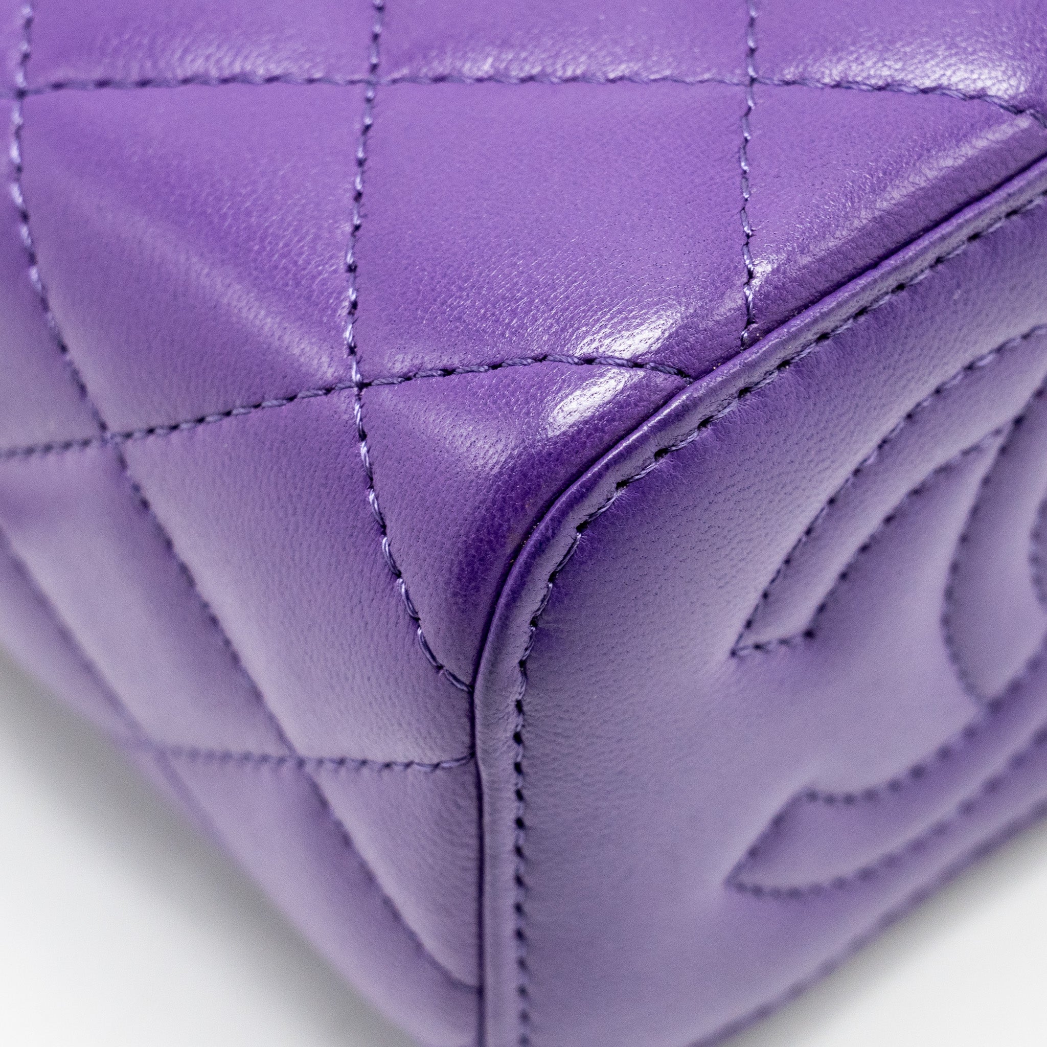 CHANEL 22A MINI VANITY CASE LAMBSKIN PURPLE LGHW (MICROCHIP)