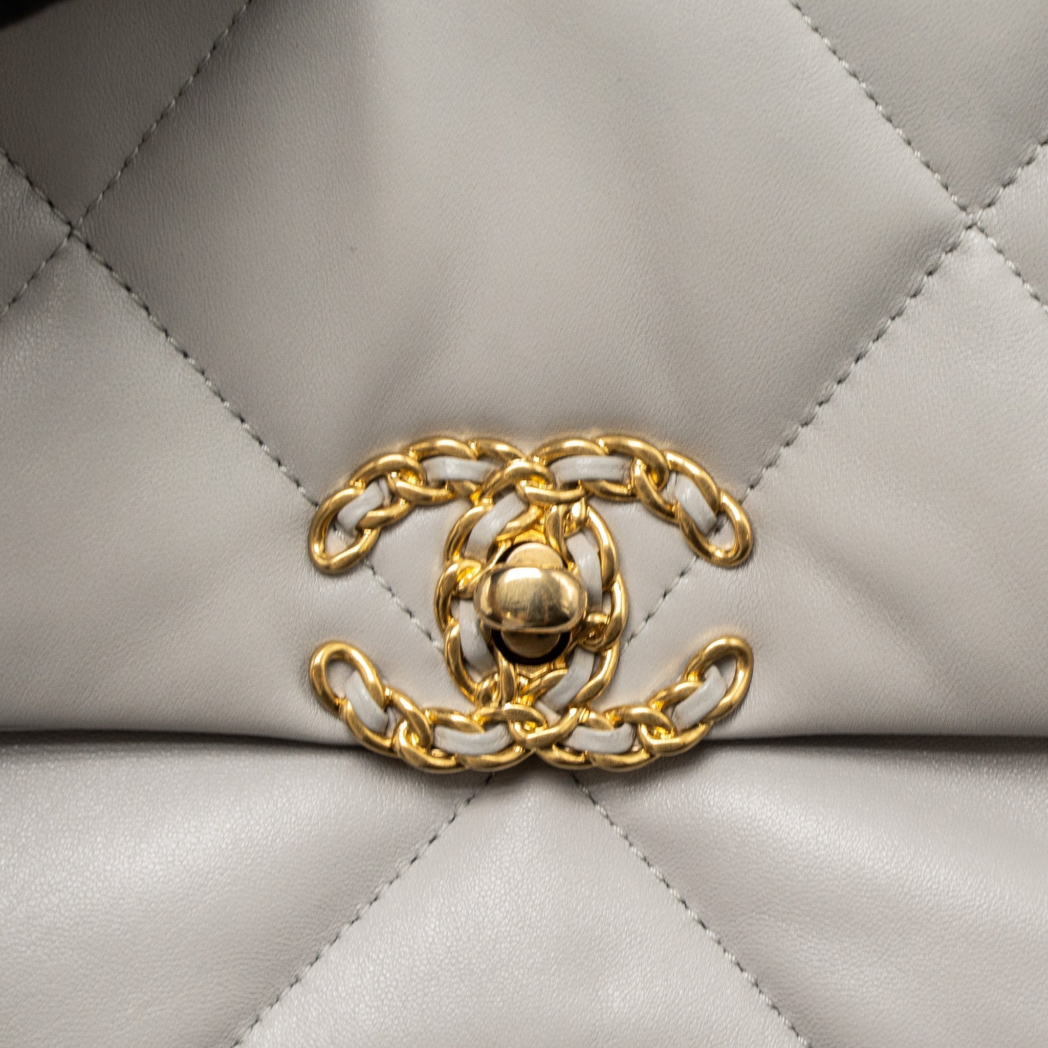 CHANEL SMALL 19 BAG LAMBSKIN LIGHT GREY MULTICOLOUR HARDWARE (MICROCHIP)