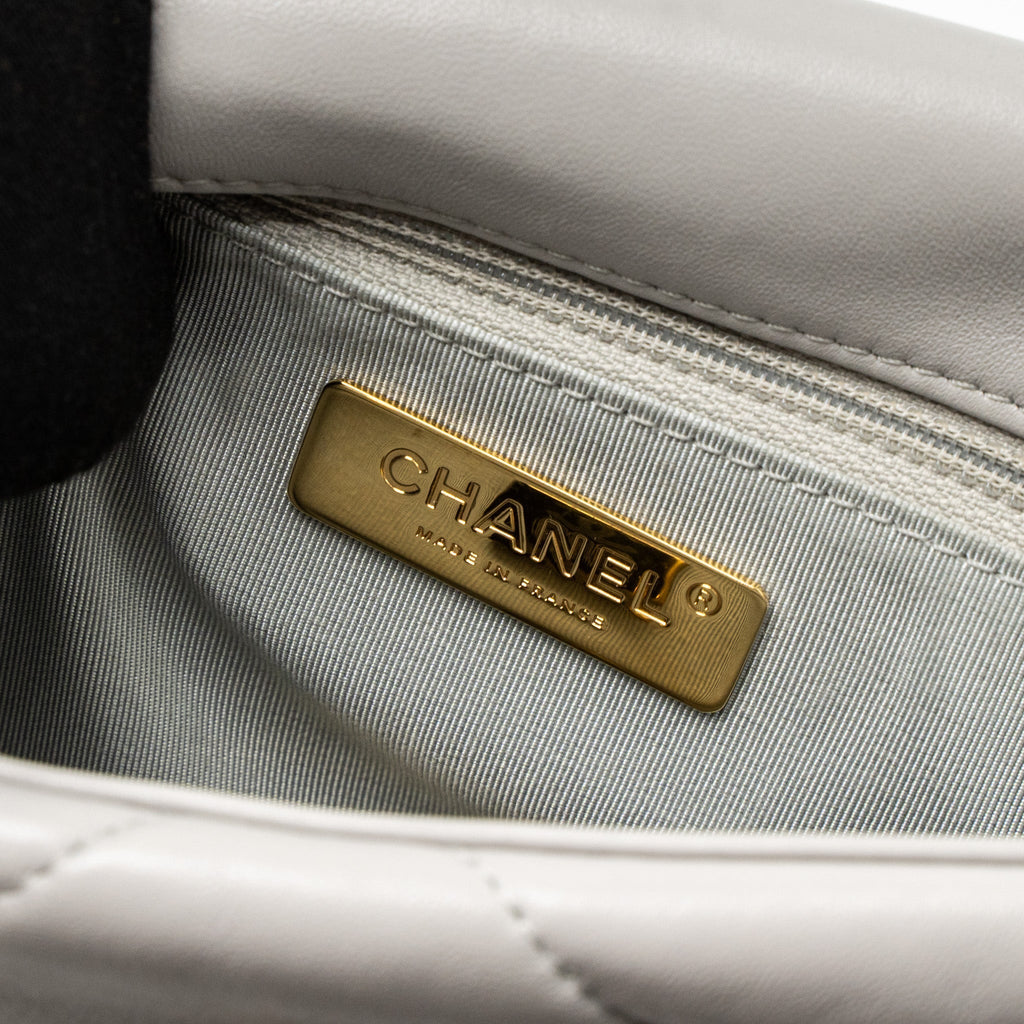 CHANEL SMALL 19 BAG LAMBSKIN LIGHT GREY MULTICOLOUR HARDWARE (MICROCHIP)