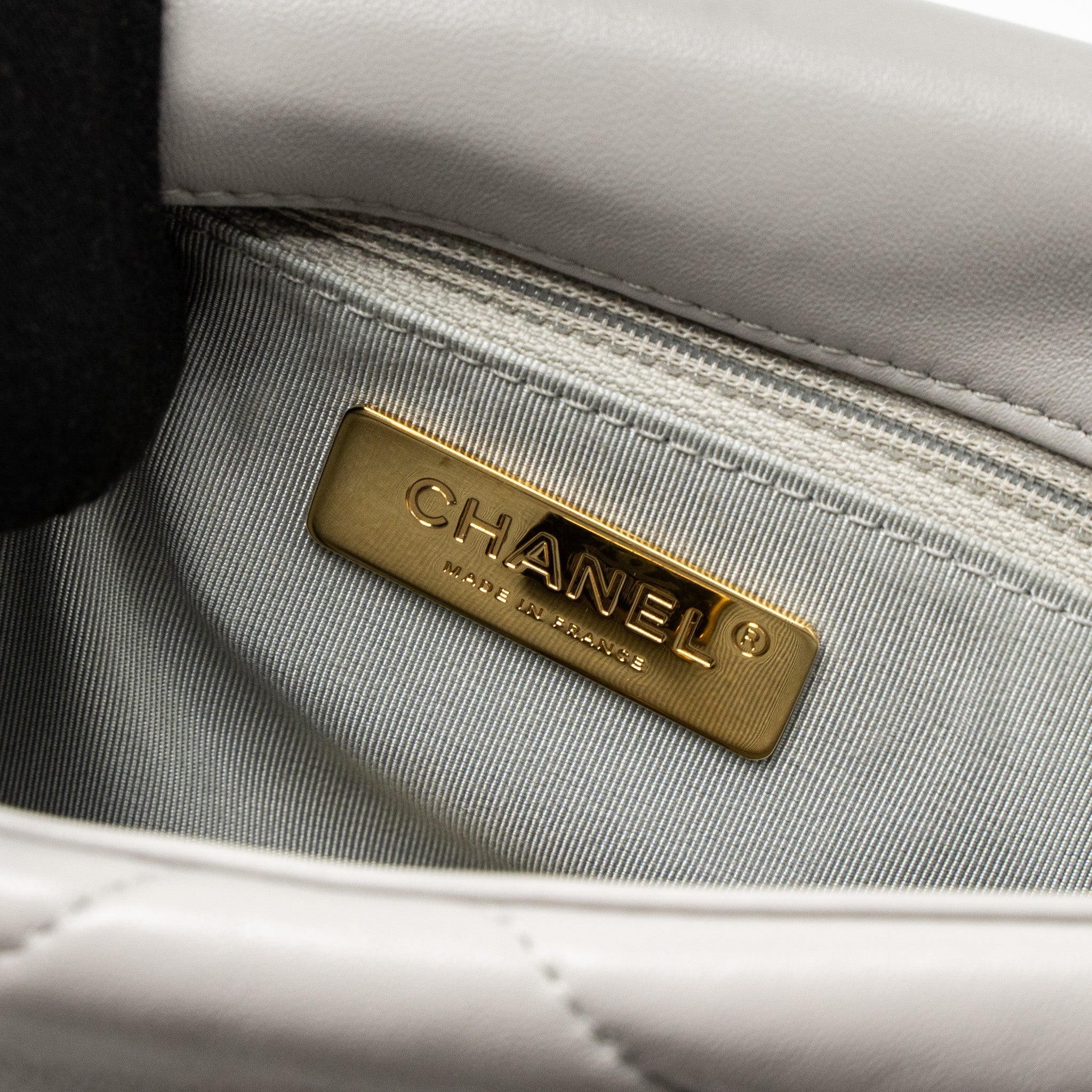 CHANEL SMALL 19 BAG LAMBSKIN LIGHT GREY MULTICOLOUR HARDWARE (MICROCHIP)