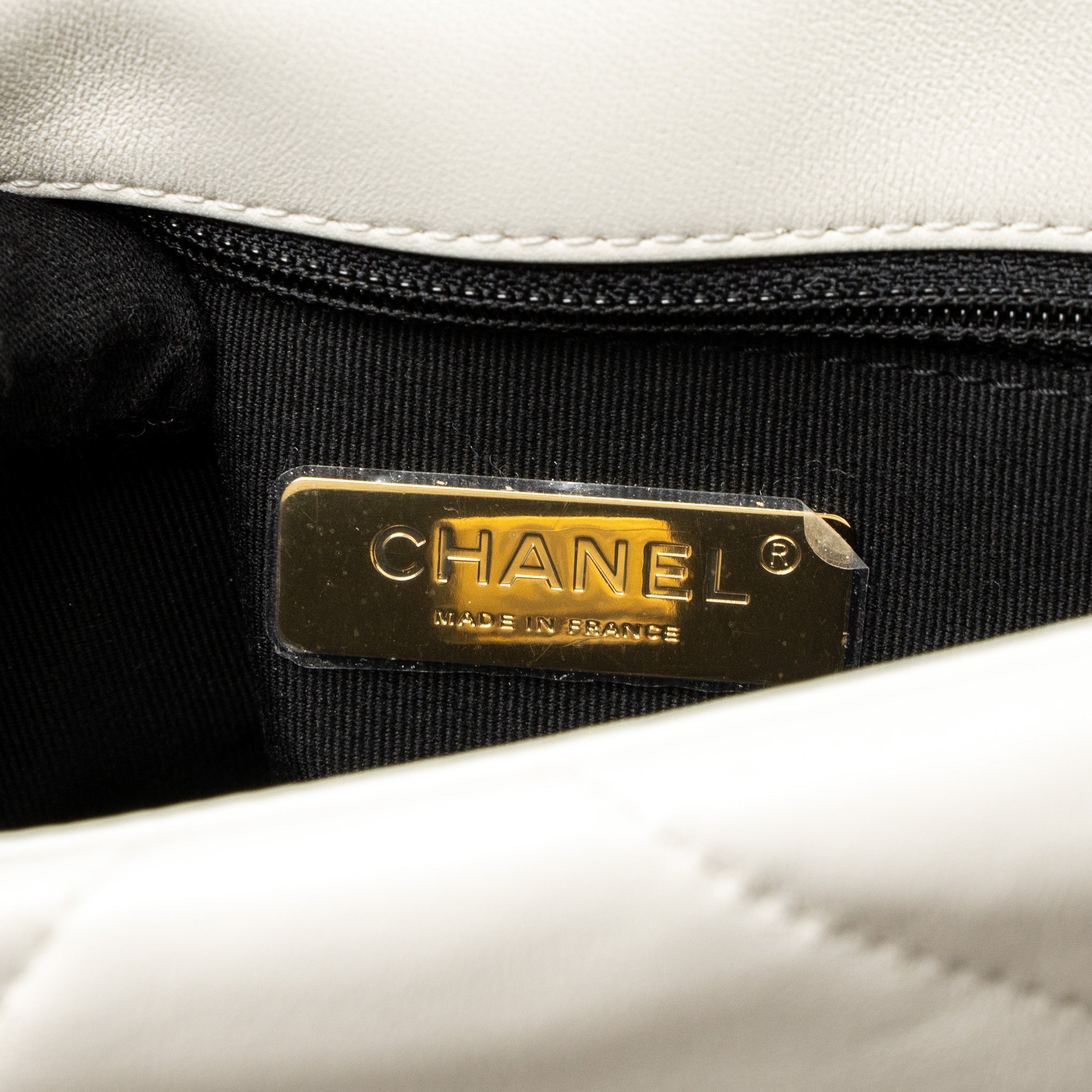 CHANEL SMALL 19 BAG LAMBSKIN WHITE MULTICOLOUR HARDWARE (MICROCHIP)