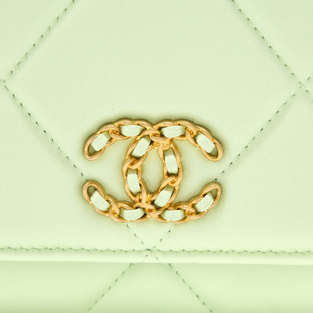 CHANEL 19 WALLET ON CHAIN LAMBSKIN LIGHT GREEN MULTICOLOUR HARDWARE (MICROCHIP)
