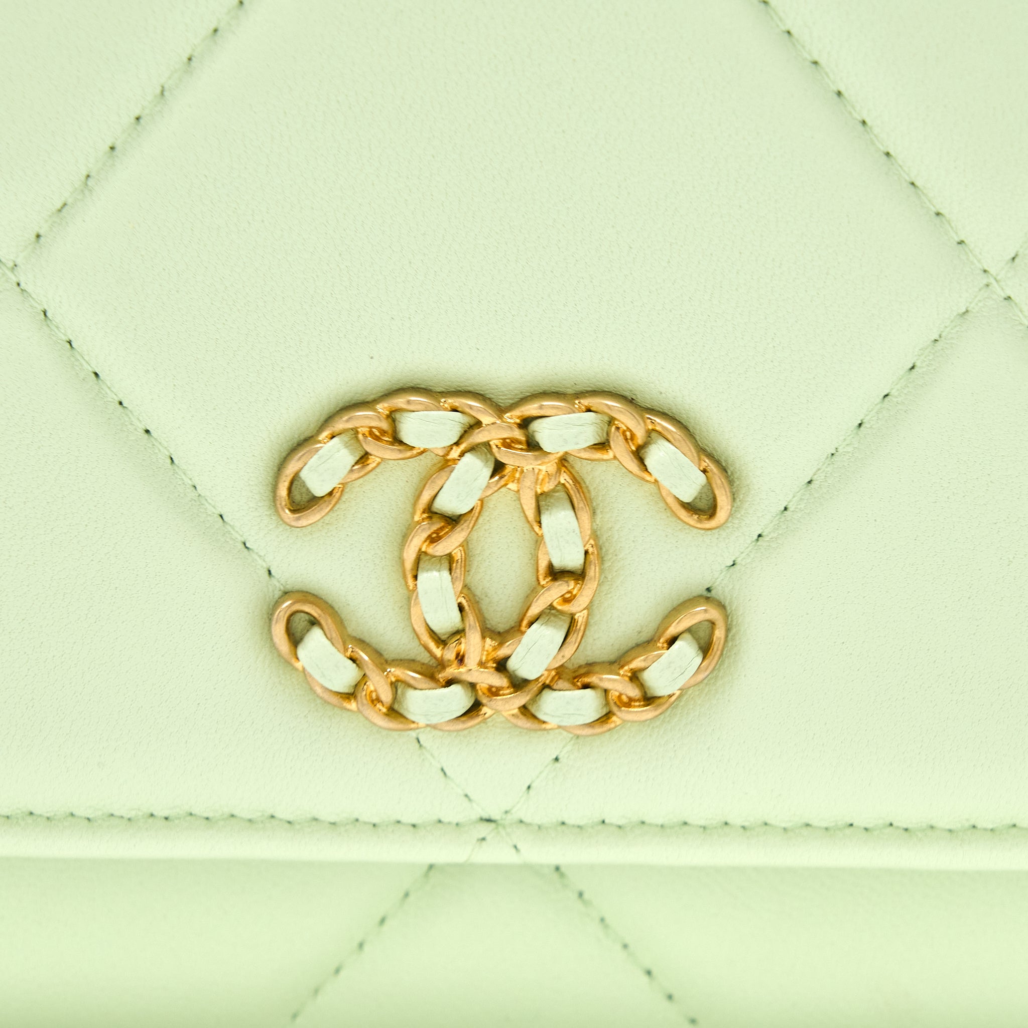 CHANEL 19 WALLET ON CHAIN LAMBSKIN LIGHT GREEN MULTICOLOUR HARDWARE (MICROCHIP)