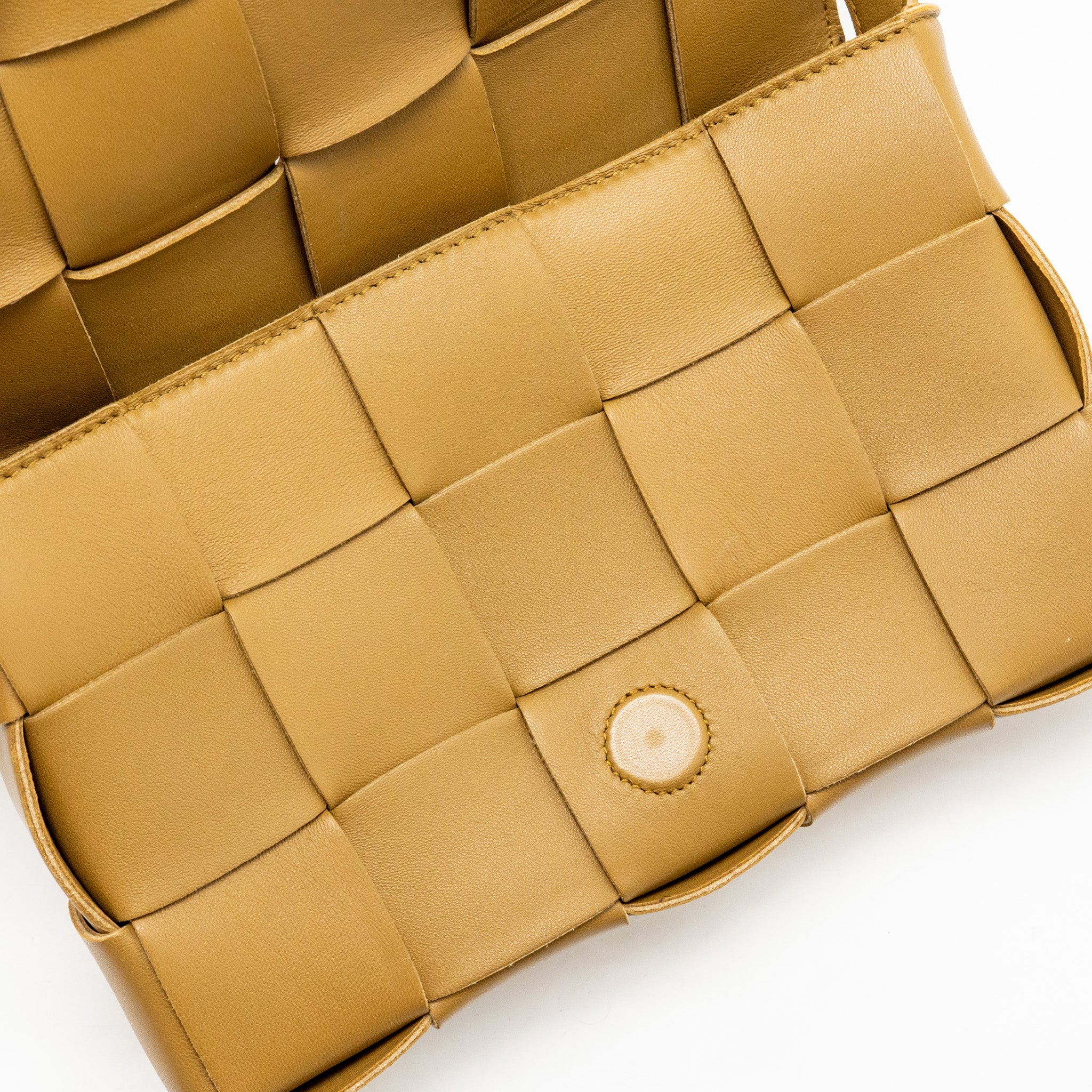 BOTTEGA VENETA SMALL CASSETTE BAG LAMBSKIN CARAMEL GHW