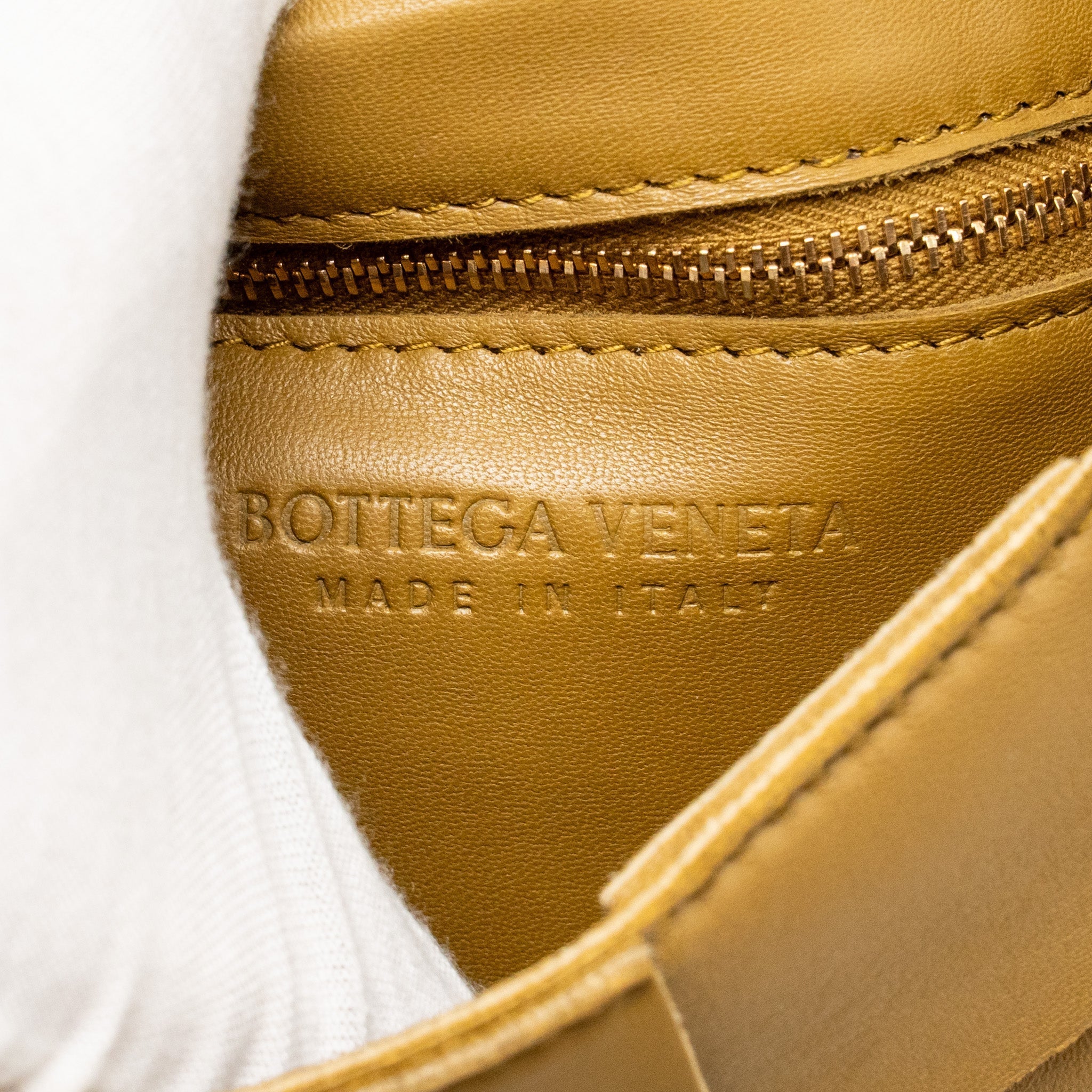 BOTTEGA VENETA SMALL CASSETTE BAG LAMBSKIN CARAMEL GHW