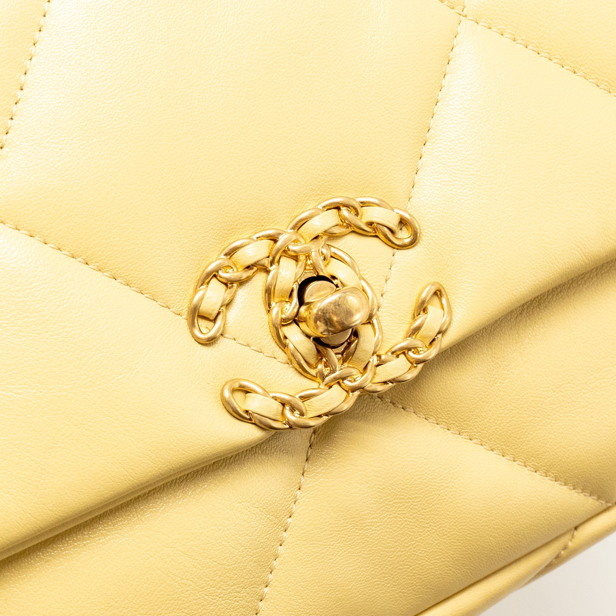 CHANEL SMALL 19 BAG LAMBSKIN YELLOW MULTICOLOUR HARDWARE (MICROCHIP)