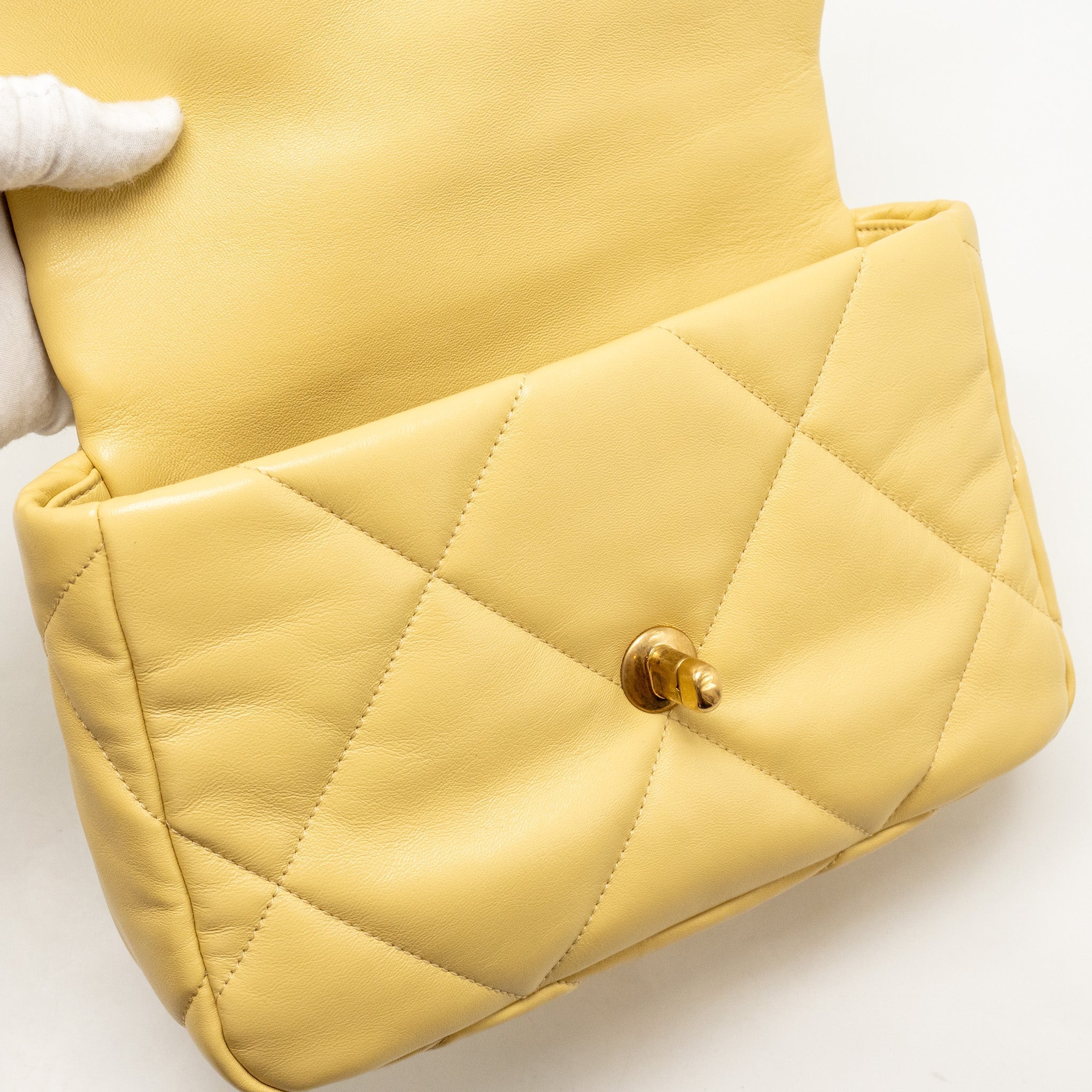 CHANEL SMALL 19 BAG LAMBSKIN YELLOW MULTICOLOUR HARDWARE (MICROCHIP)