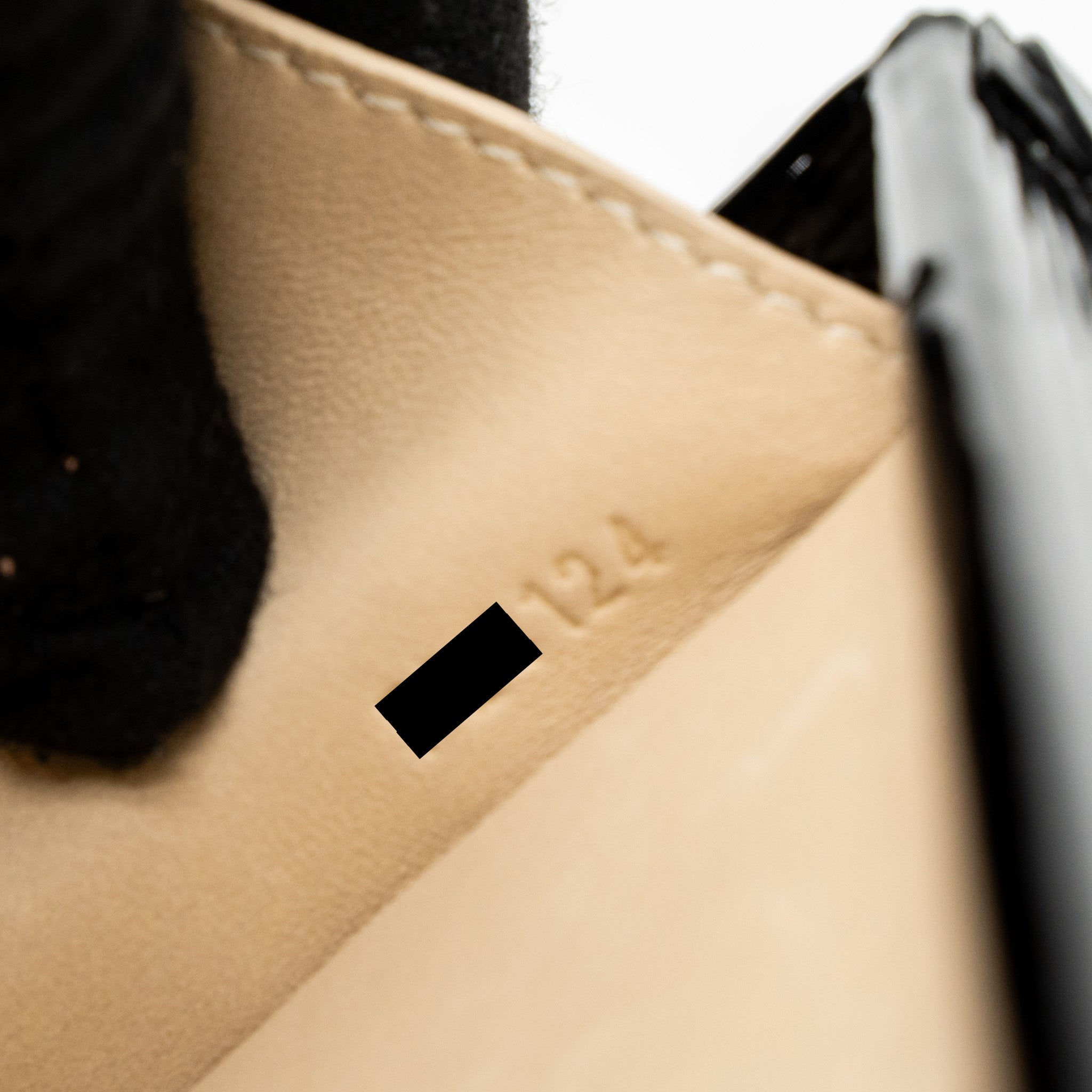 LOUIS VUITTON PETIT MALLE EPI WHITE/BLACK GHW