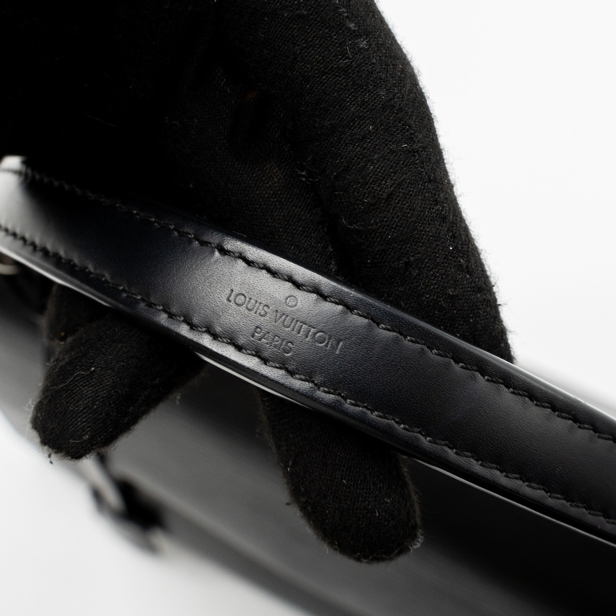 LOUIS VUITTON CLUNY MM EPI BLACK SHW