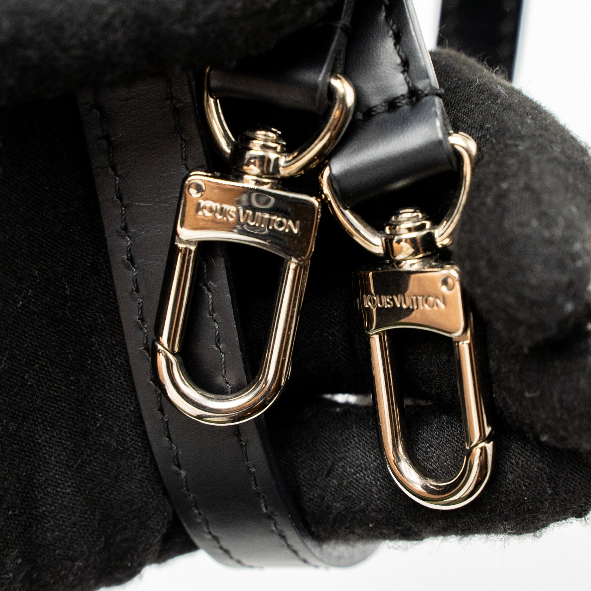 LOUIS VUITTON CLUNY MM EPI BLACK SHW