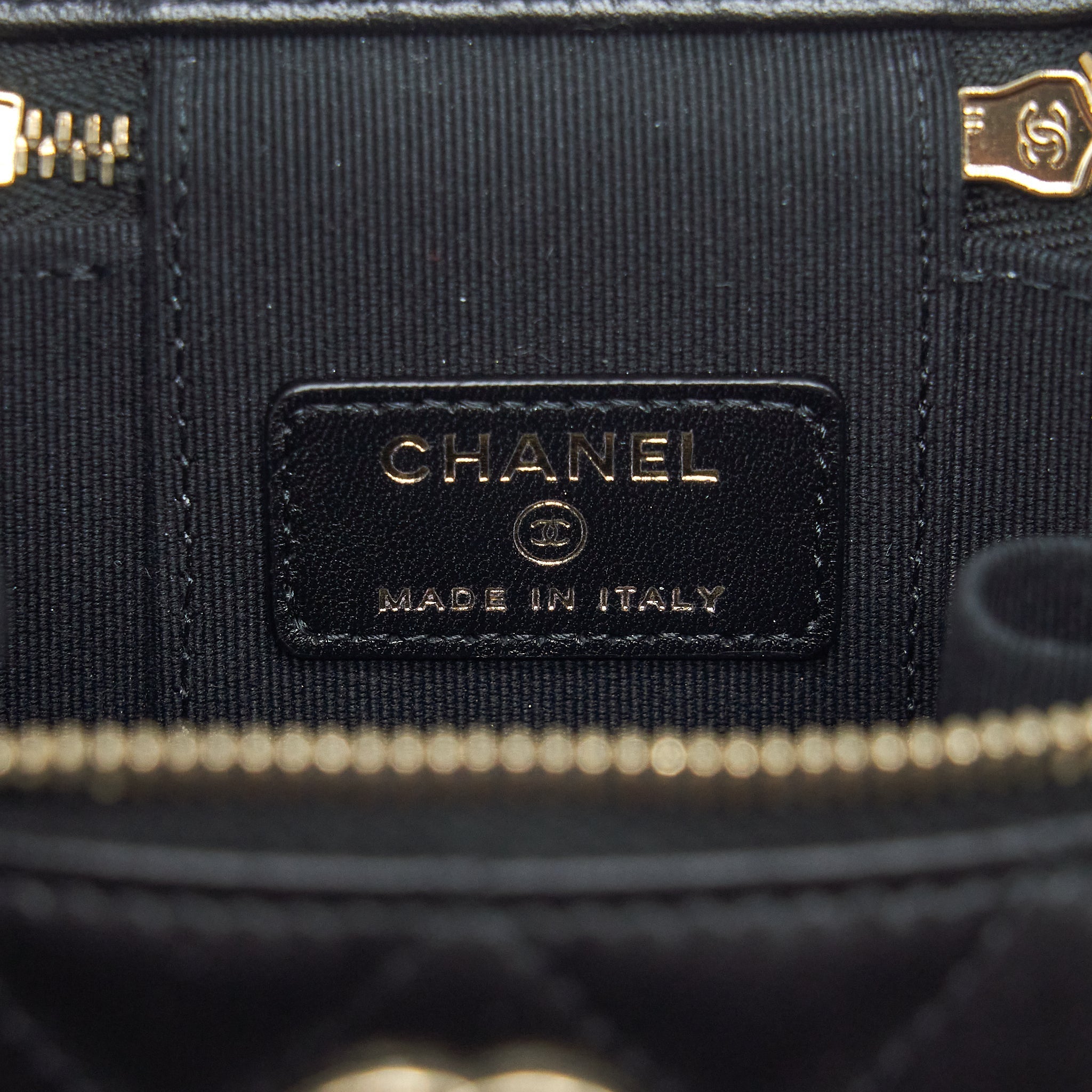CHANEL 22P TOP HANDLE MINI VANITY WITH CHAIN WITH MIRROR INSIDE LAMBSKIN BLACK LGHW