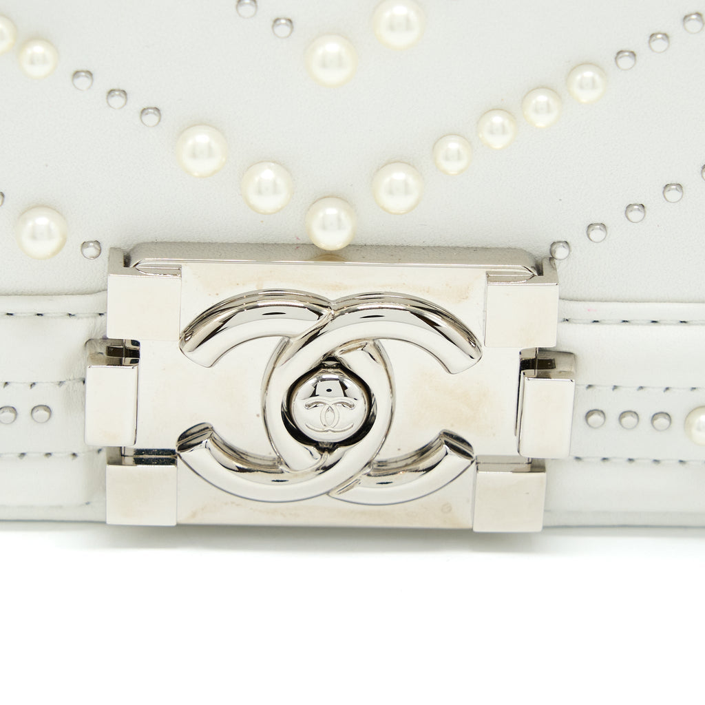 CHANEL MEDIUM BOY BAG CHEVRON LIMITED LAMBSKIN WITH PEARL WHITE SHW