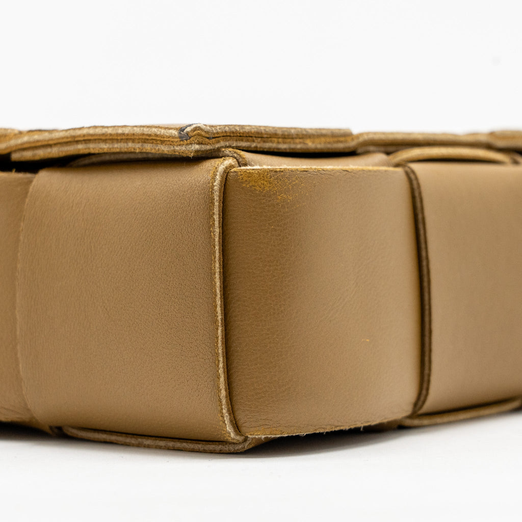BOTTEGA VENETA SMALL CASSETTE BAG LAMBSKIN CARAMEL GHW