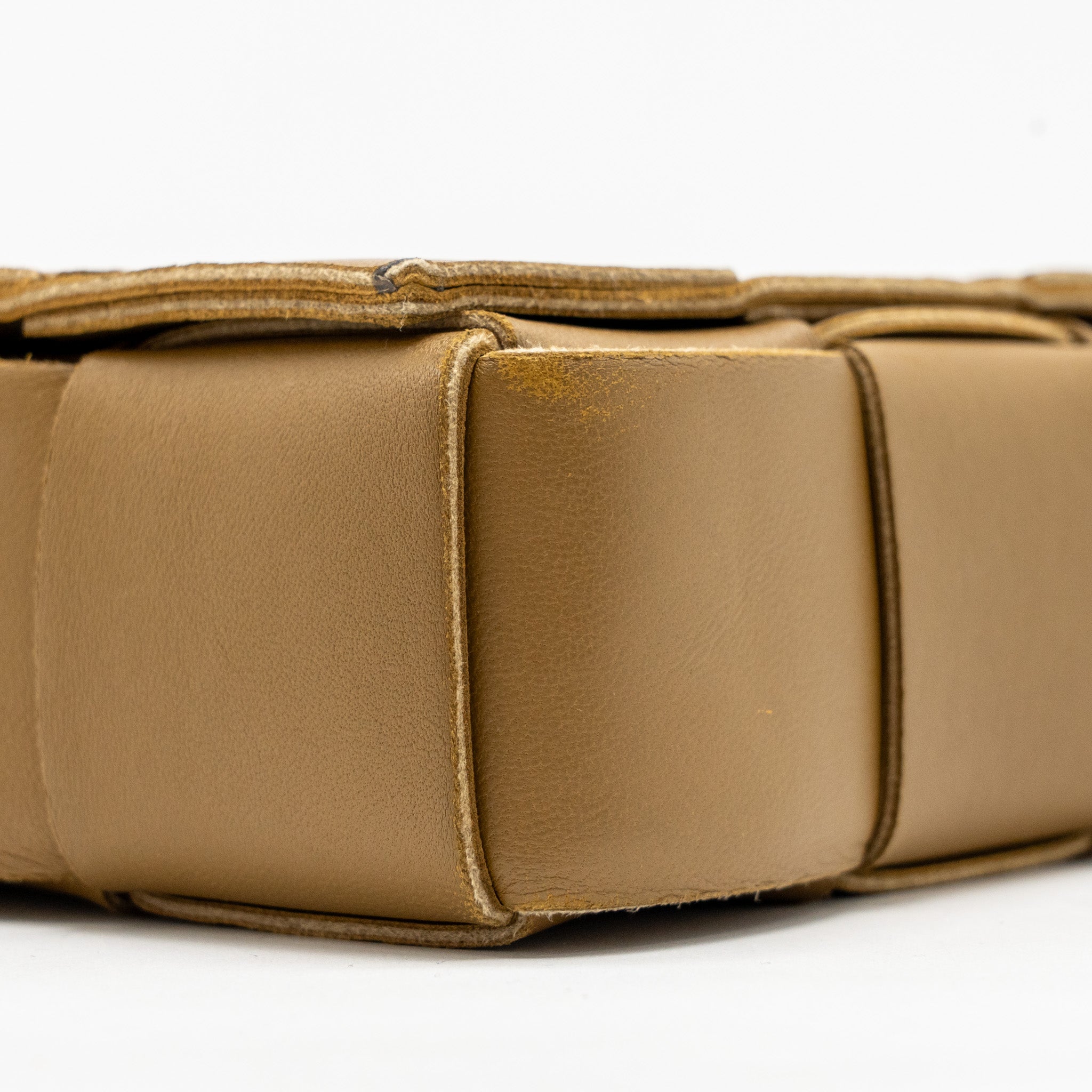 BOTTEGA VENETA SMALL CASSETTE BAG LAMBSKIN CARAMEL GHW
