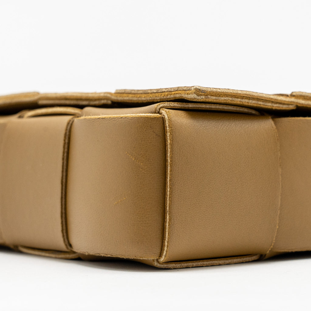 BOTTEGA VENETA SMALL CASSETTE BAG LAMBSKIN CARAMEL GHW