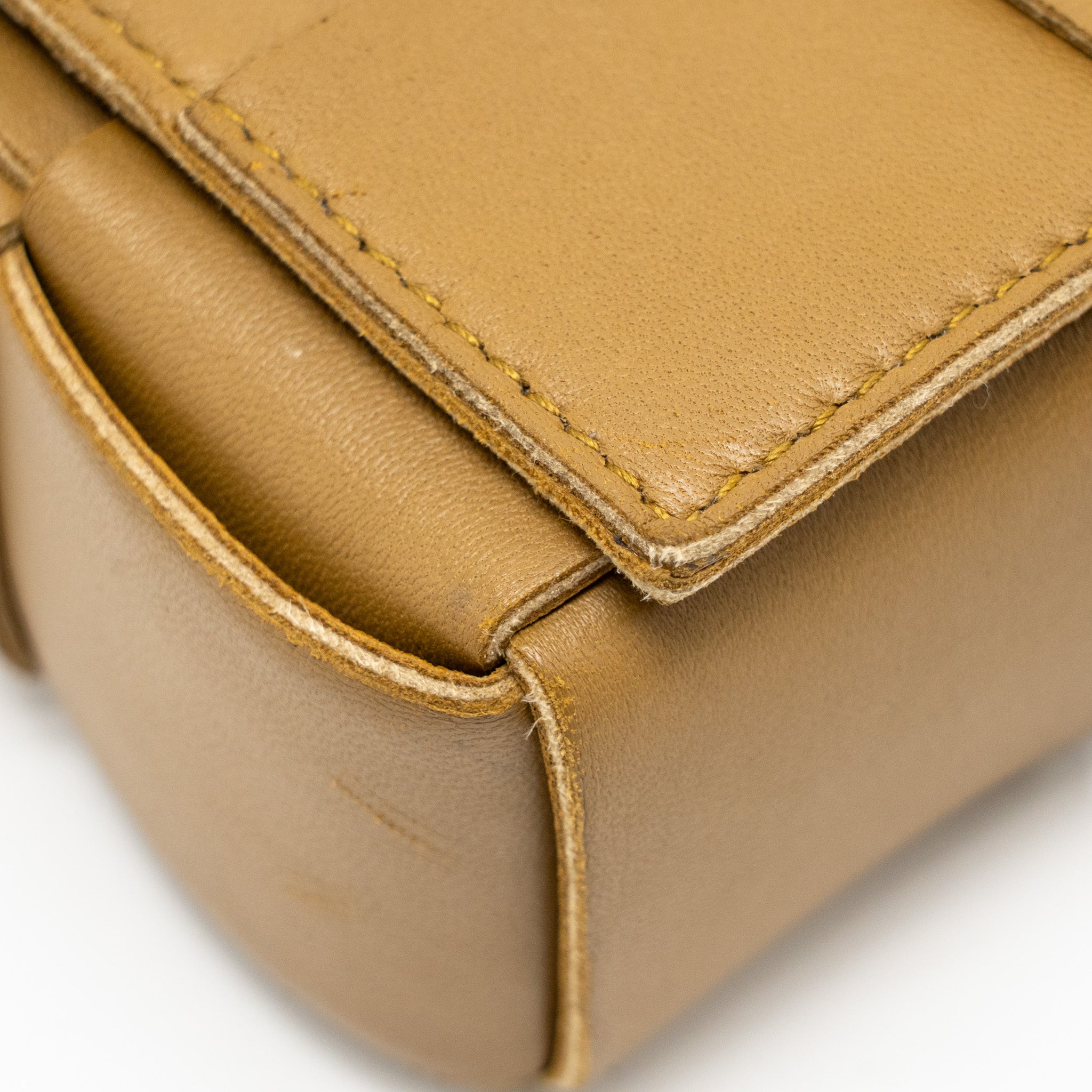BOTTEGA VENETA SMALL CASSETTE BAG LAMBSKIN CARAMEL GHW