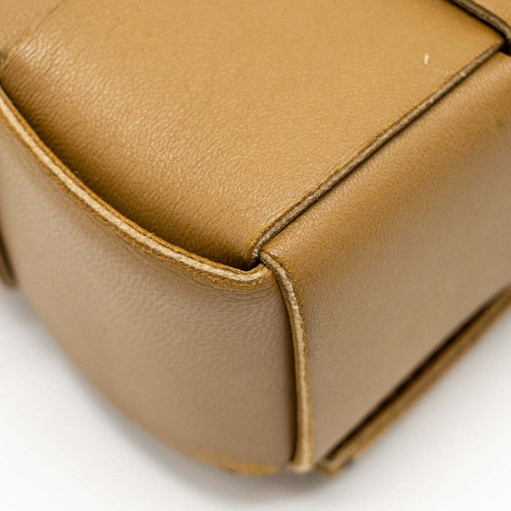 BOTTEGA VENETA SMALL CASSETTE BAG LAMBSKIN CARAMEL GHW
