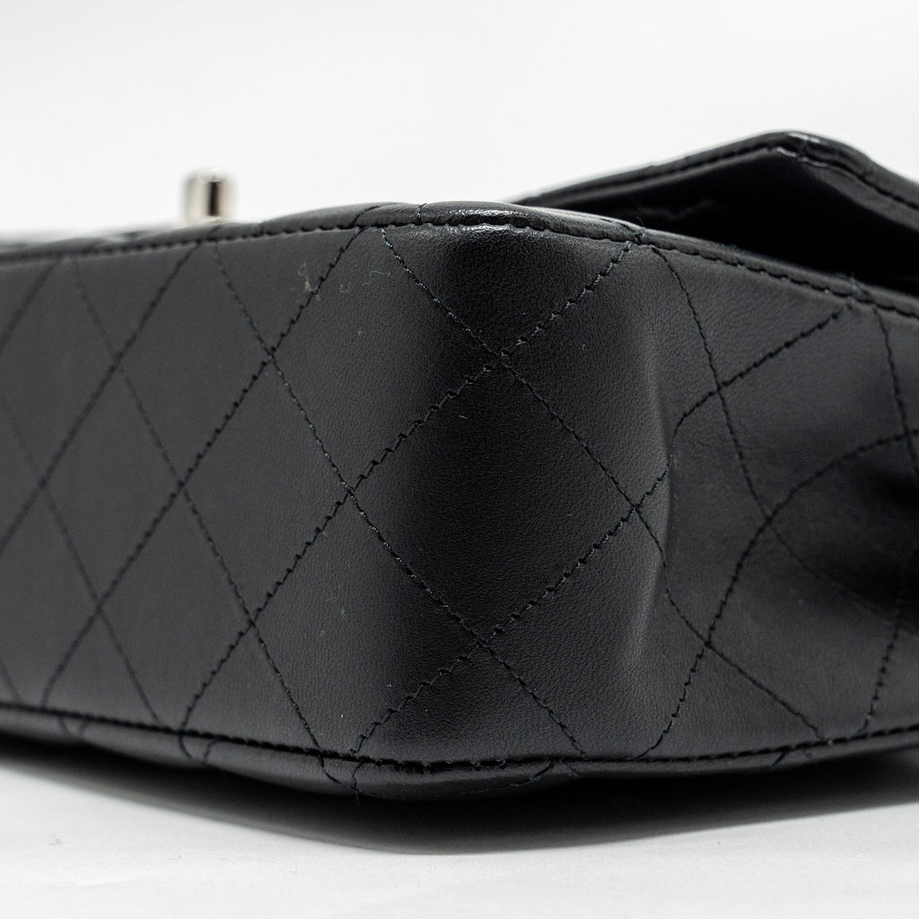 CHANEL MEDIUM CLASSIC DOUBLE FLAP BAG LAMBSKIN BLACK SHW (MICROCHIP)