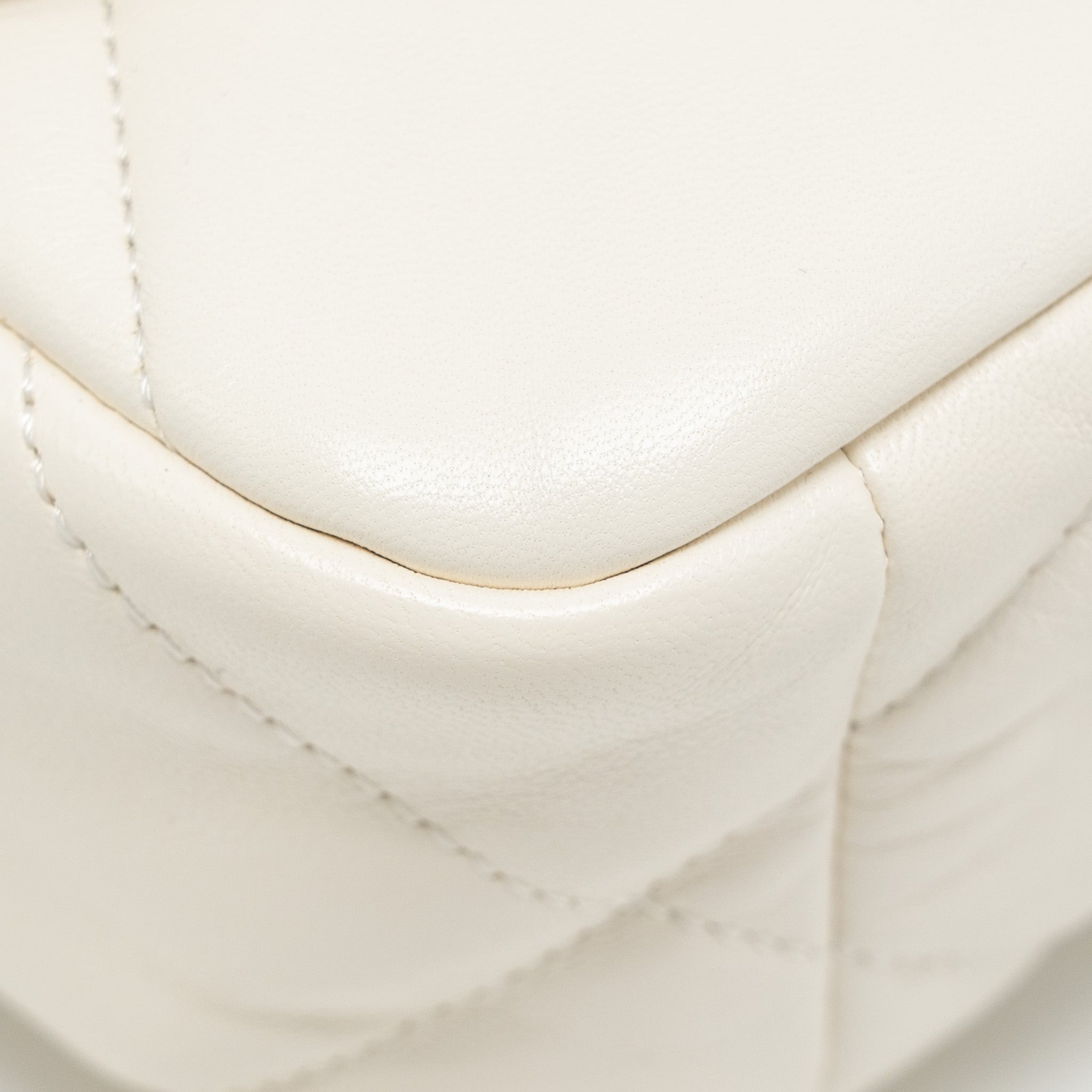CHANEL SMALL 19 BAG LAMBSKIN WHITE MULTICOLOUR HARDWARE (MICROCHIP)