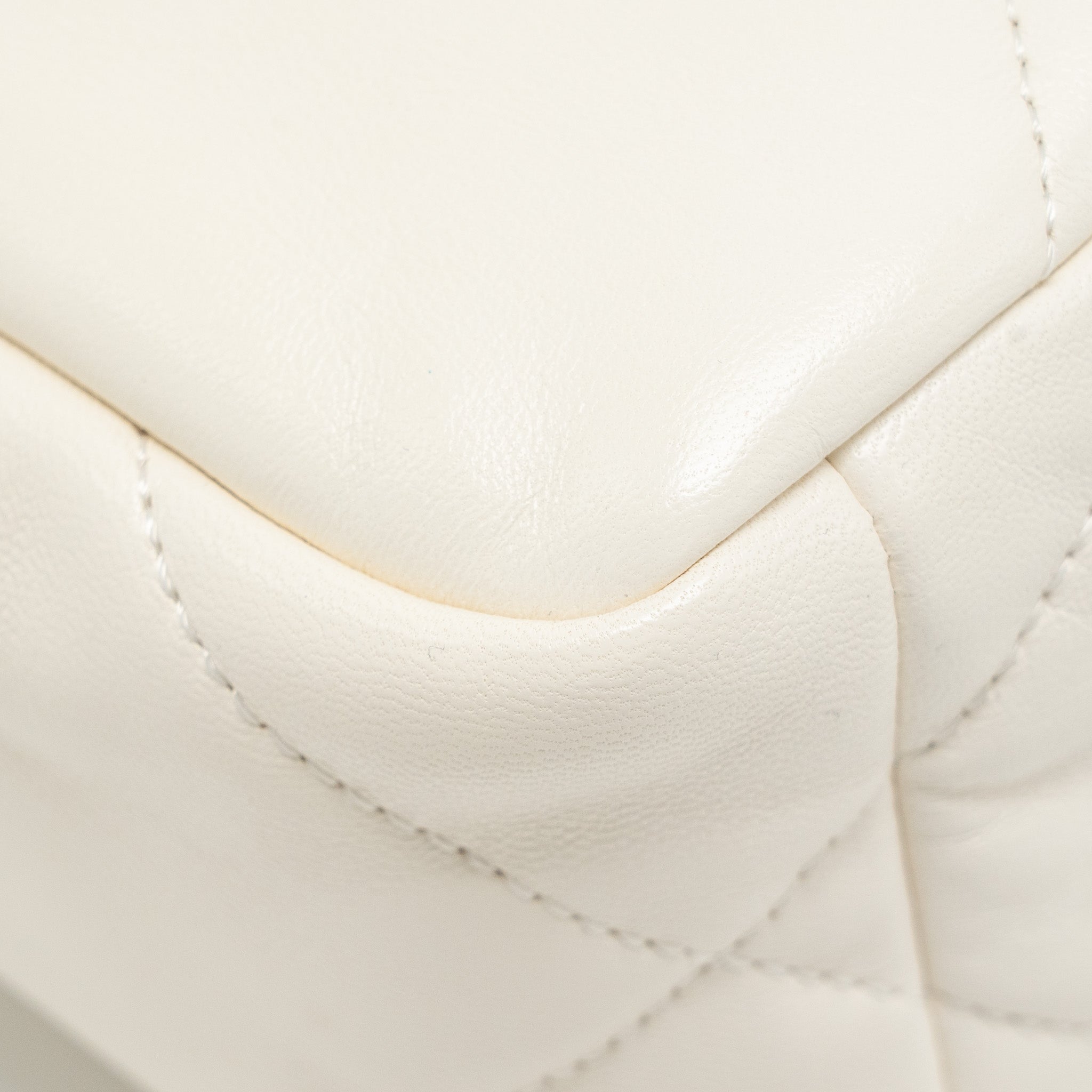CHANEL SMALL 19 BAG LAMBSKIN WHITE MULTICOLOUR HARDWARE (MICROCHIP)